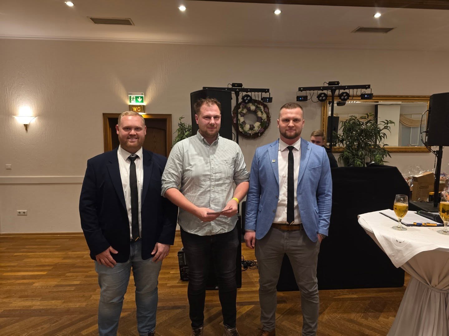 + Jeden Tag eine Ehrung +
*Hüttendienst*
Lukas Brandewie (2. Vorsitzender), Maik Wieghaus, Patrick Säger (1. Vorsitzender)
Wie schon zur Tradition geworden – den Jungs vom Hüttendienst: Jojo, Maik und Lukas.
Sie unterstützen den Verein an fast jedem Herren-Spieltag zuverlässig an Theke oder Grill – selbstverständlich, ehrenamtlich und immer verlässlich. Das entlastet den Vorstand enorm.
Vielen Dank für euren Einsatz!