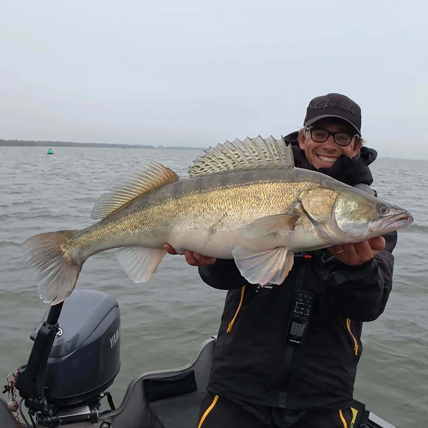 Deze brute snoekbaars kwam werpend, natuurlijk op de SPRO Iris Popeye (12 cm).
Geen toeval of geluk, maar het juiste moment en de juiste aanpak.
Het seizoen is begonnen. Voor wie durft te gooien—niet te verticalen.
#yamahaprofishing #batterylabs #spro #proventocatch #stcroixrods #hollandsdiep