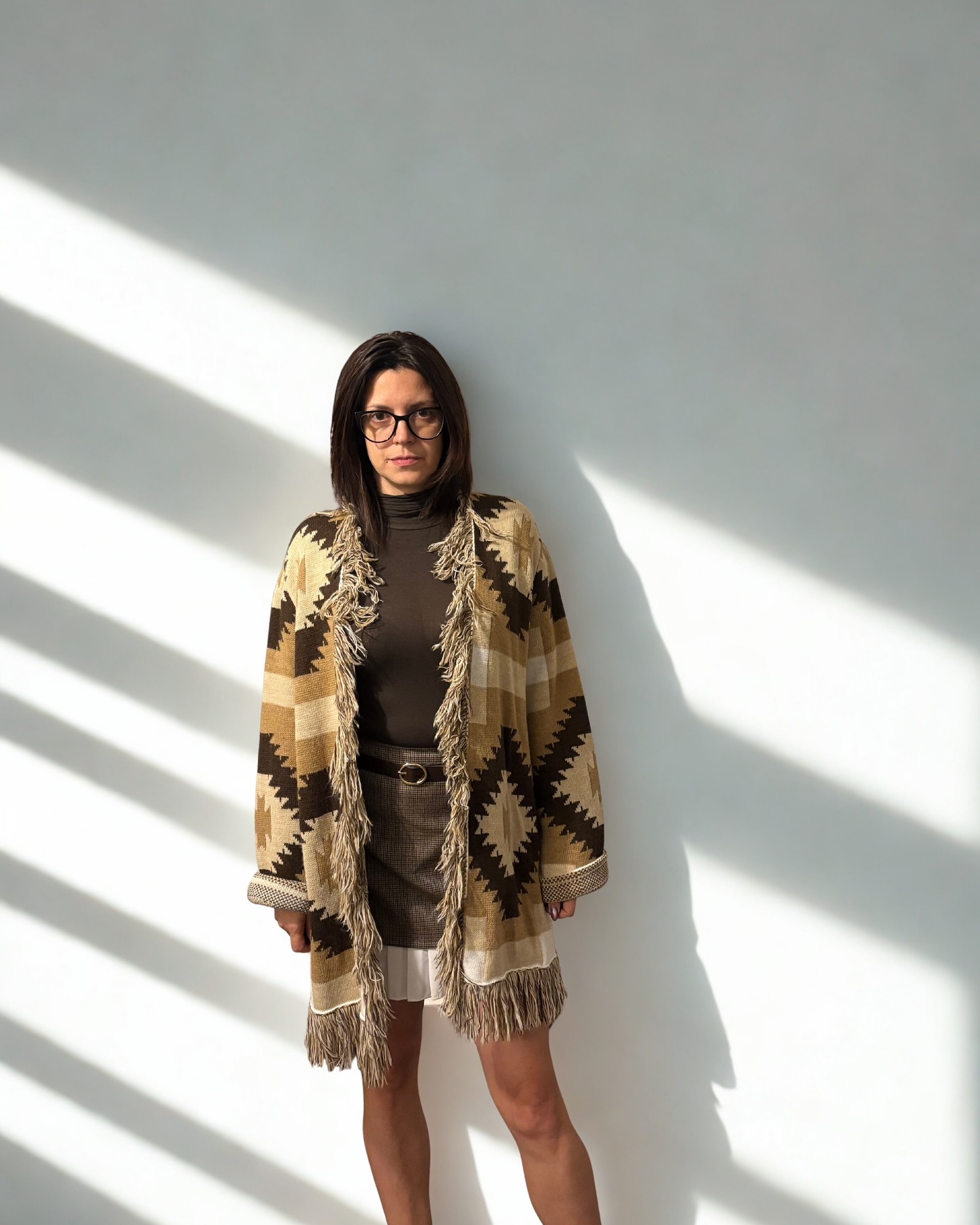 ✨ AUTUMN LOOK COMPLETO — Pronto da indossare ✨
Un outfit che profuma d’autunno e comfort, ma con quel tocco ricercato che fa subito wow.
Il mix perfetto per le giornate piene: scuola, commissioni, lavoro… senza rinunciare allo stile.
🧥 Cardigan jacquard con frange
Caldo, morbido, dettagli lavorati e colori neutri che si abbinano a tutto.
👚 Dolcevita cioccolato
La base ideale per layer eleganti e sempre curati.
🩳 Gonna mini con micro fantasia
Comoda, femminile, perfetta anche con calze e stivali nelle giornate più fredde.
Un look unico, coordinato e super versatile — già pronto per accompagnarti ovunque. 🤎
👉 scrivimi in DM/WhatsApp per info su taglie e disponibilità.
#motherilikefashion #milfstyle #lookautunnale #outfitautunno #autumnlook