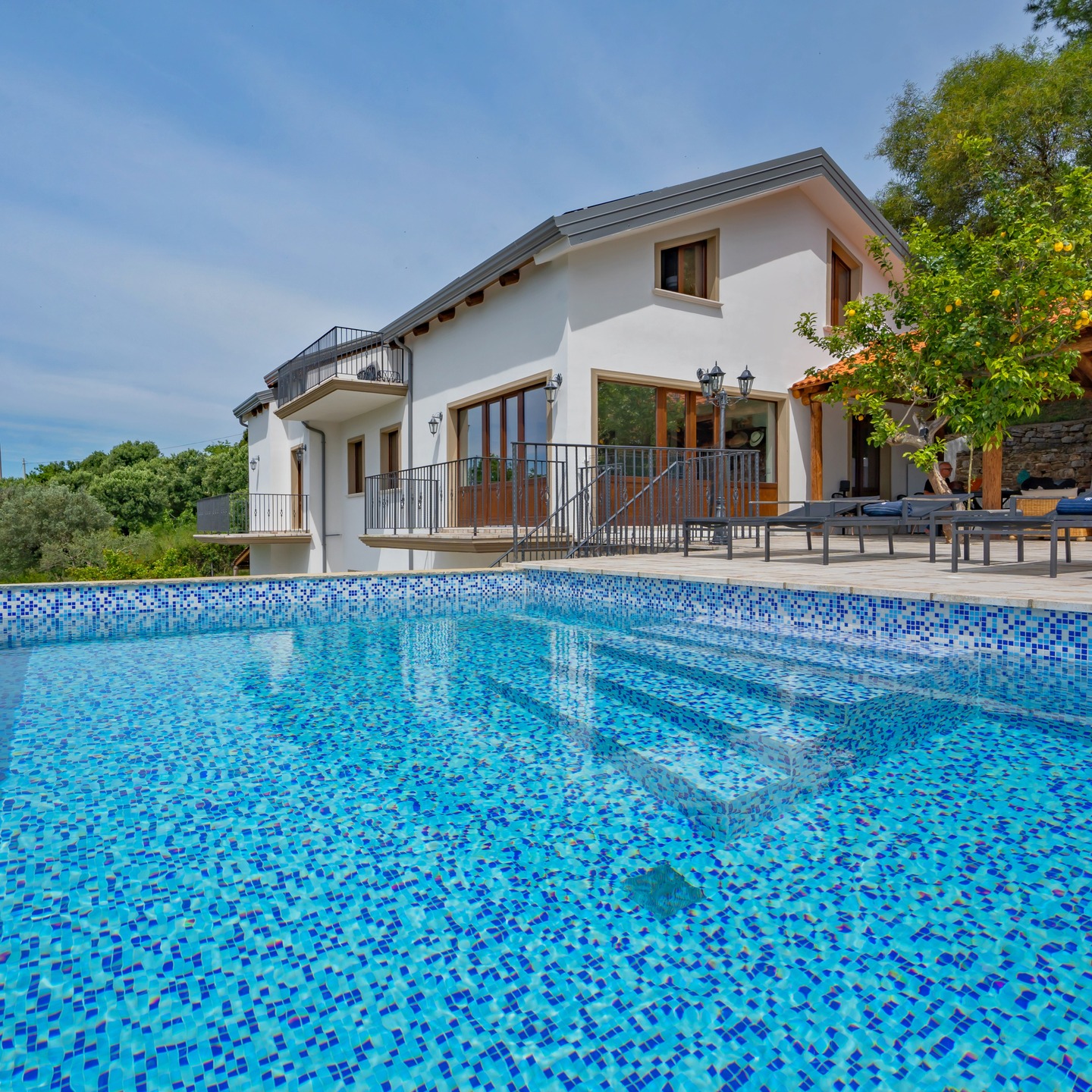 ✨ Panoramic Villa with Infinity Pool Cilento ✨
Hilltop serenity in Ogliastro Cilento with jaw-dropping views of the Cilento + Amalfi Coasts.
362 sqm across three levels, wrapped in a private garden and a heated saltwater infinity pool.
Warm, luxe interiors with underfloor heating + premium finishes.
4 bedrooms, 4 bathrooms
🔥 Highlights:
• Solar-powered heated infinity pool
• 28 kW solar panels + battery
• A1 energy class
• Pergola for 12
• Minutes from Paestum + Cilento beaches
• 5 mins to Salerno Airport, <90 mins to Naples
💶 €1,500,000.