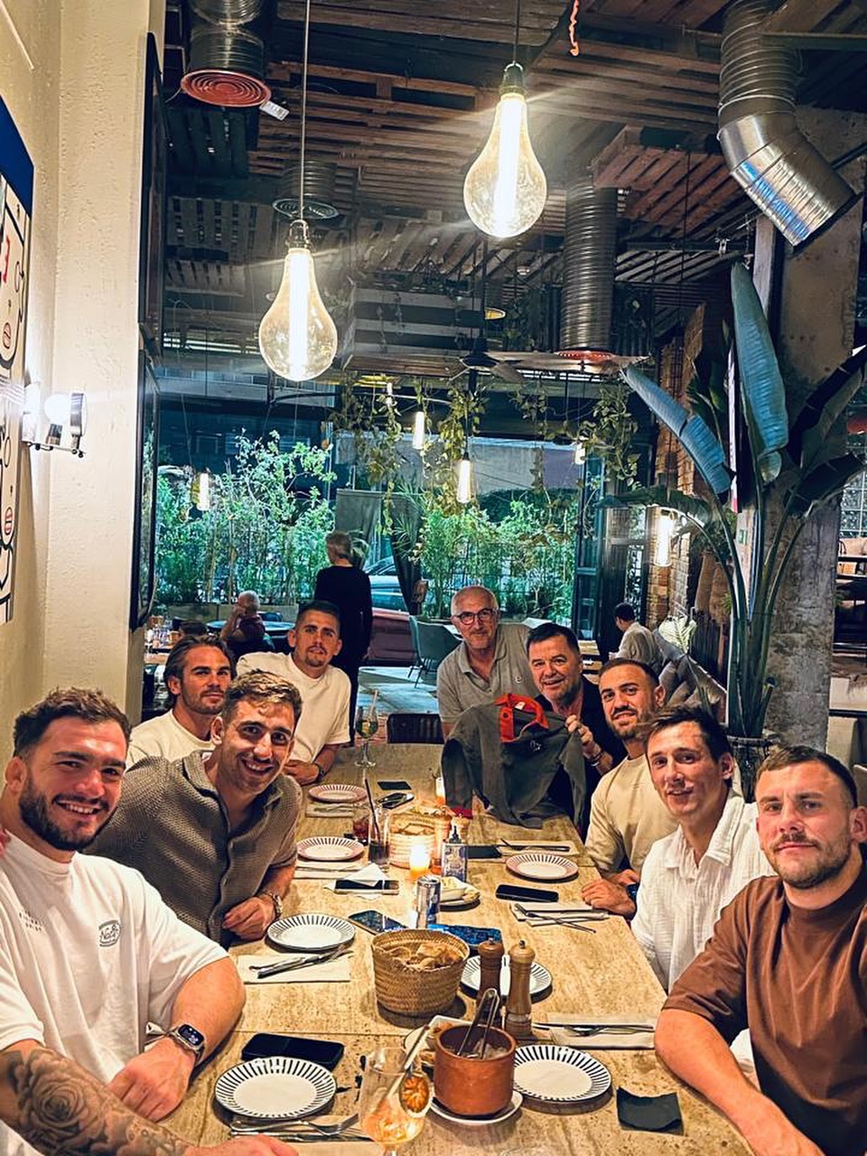 Quand tu reçois les Toulonnais , et que tu leur présente ton tout premier maillot avec le brin de muguet de 1975 , ils comprennent que t’es 1 « Vrai Minot de Besagne »…. Parce que Toulon 😉🤗😎
#restaurantmarrakech #marrakeshrestaurant #frenchrestaurant #frenchfood #food #rugby #toulon