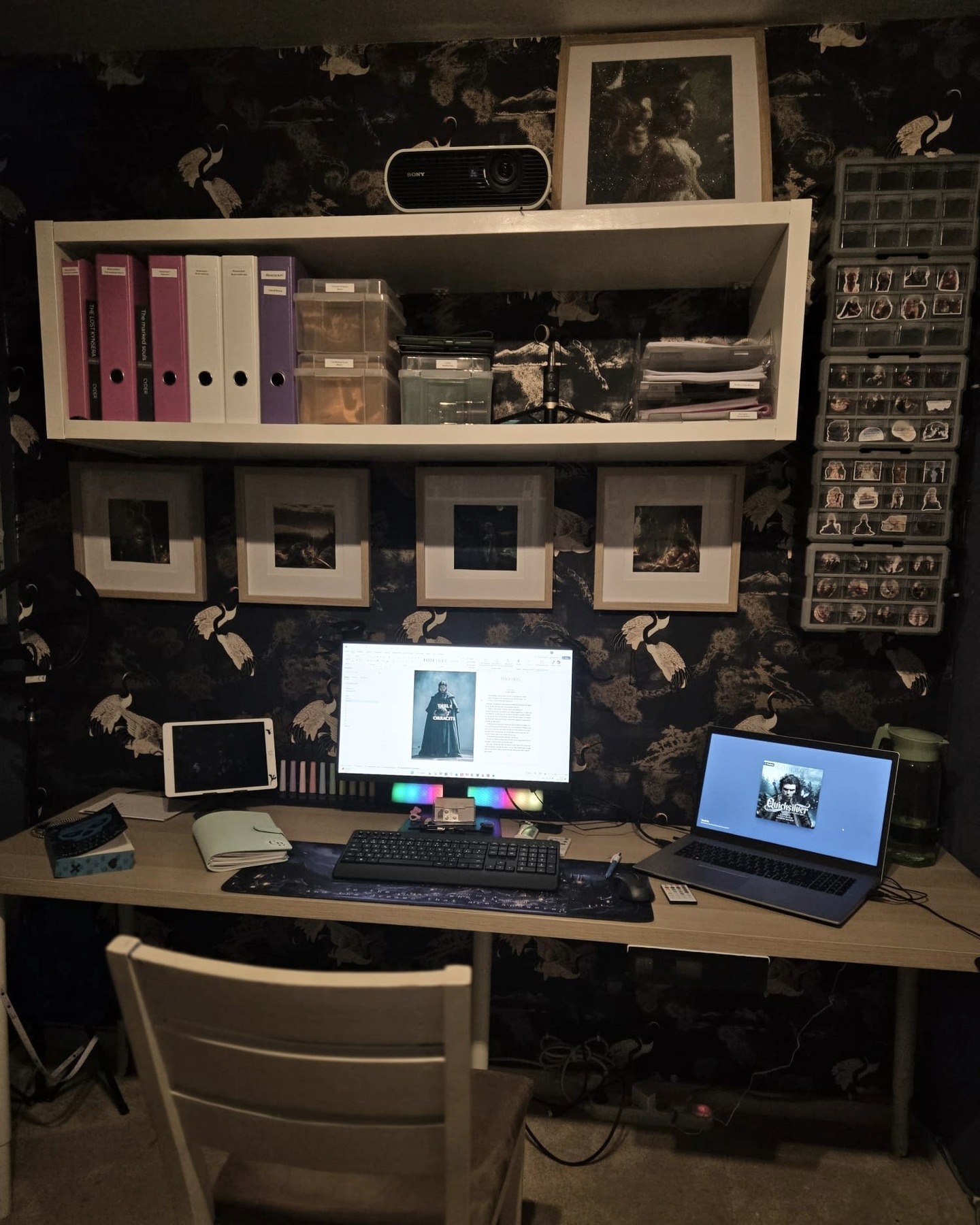 Een kijkje in mijn creatieve hoek ✨
Mijn bureau was even een logeerplek, maar nu is het weer helemaal van mij. Hier schrijf ik, edit ik, droom ik, vloek ik en verdwijn ik in de werelden die ik bouw. Soms netjes (zoals vandaag), soms pure chaos met losse blaadjes en ideeën overal.
Mijn jongste dochter kiest er standaard voor om bij mij te zitten. Zij tekent, ik werk — en eerlijk? Dat maakt het nog gezelliger.
Mijn HEMA-schriftje is ondertussen mijn vaste compagnon. Hervulbaar, stevig, en het heeft al drie boeken overleefd. Zonder dat ding kan ik niet meer schrijven.
Ik heb mijn socials een tijdje laten vallen, maar vanaf nu neem ik jullie opnieuw mee in het leven van een Vlaamse self-pub auteur.
Er komen mooie veranderingen aan — zowel voor Healian als voor mijn nieuwe boek. Binnenkort kan ik er eindelijk meer over delen. Ik kijk ernaar uit om dit pad samen met jullie te bewandelen.
Liefs,
CYDER
#selfpubauthor
#vlaamseauteur
#fantasyauthor
#romantasybooks
#bookstagramnl
#writingcommunitynl
#amwritingfantasy
#boekenliefde
#indieauthorlife
#writingjourney