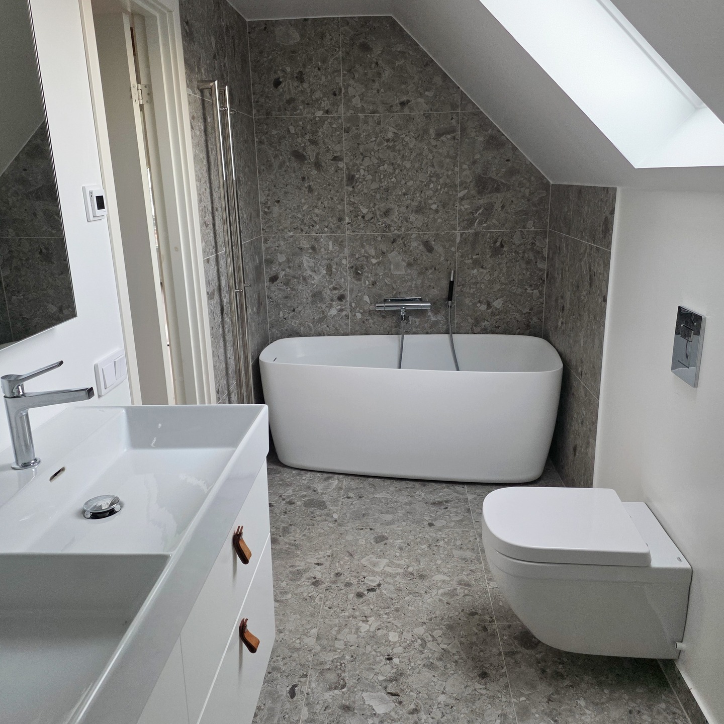 Öresunds Byggentreprenad erbjuder komplett totalrenovering och byggnation i Vellinge. Projektet omfattar gjutning av ny platta, installation av golvvärme, värmepanna, vatten och el, samt gipsning, isolering av väggar och tak. Vi renoverar två badrum, tvättstuga och kök, och installerar kvalitetsfönster från Elitfönster.
Som byggentreprenör levererar vi helhetslösningar med fokus på kvalitet, trygghet och professionellt utförande genom hela processen.
#byggmalmö #renovering #renoveringmalmö #hantverkare #nordiskhem #nordichome #interiordesign #nordicstyle #nybyggnation #byggahus #bygganytt