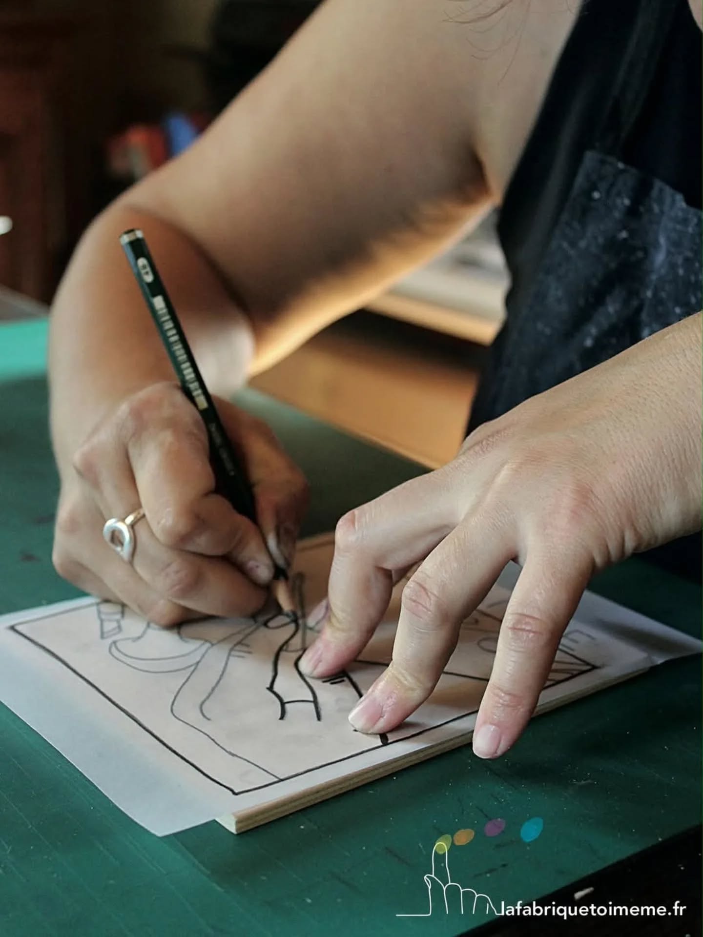 ✍️ LES GESTES DE LA GRAVURE
Gravure sur bois, lino, taille directe sur cuivre, eau-forte, aquatinte...
.
Pour ce projet de médiation autour des techniques de l’estampe, commandé par Sara Terrier du Musée Jenisch @jenischmuseedartdevevey en Suisse, nous avons collaboré avec l'artiste @lucilemoreau_.
.
Entre préparation des matrices et tirages minutieux, Lucile a donné vie aux planches didactiques du module « L’estampe, l’art d’imprimer des images ».
📸 Le reportage photo de l'installation du module complet à découvrir très bientôt !
Photos : @emilieblabla_graphiste