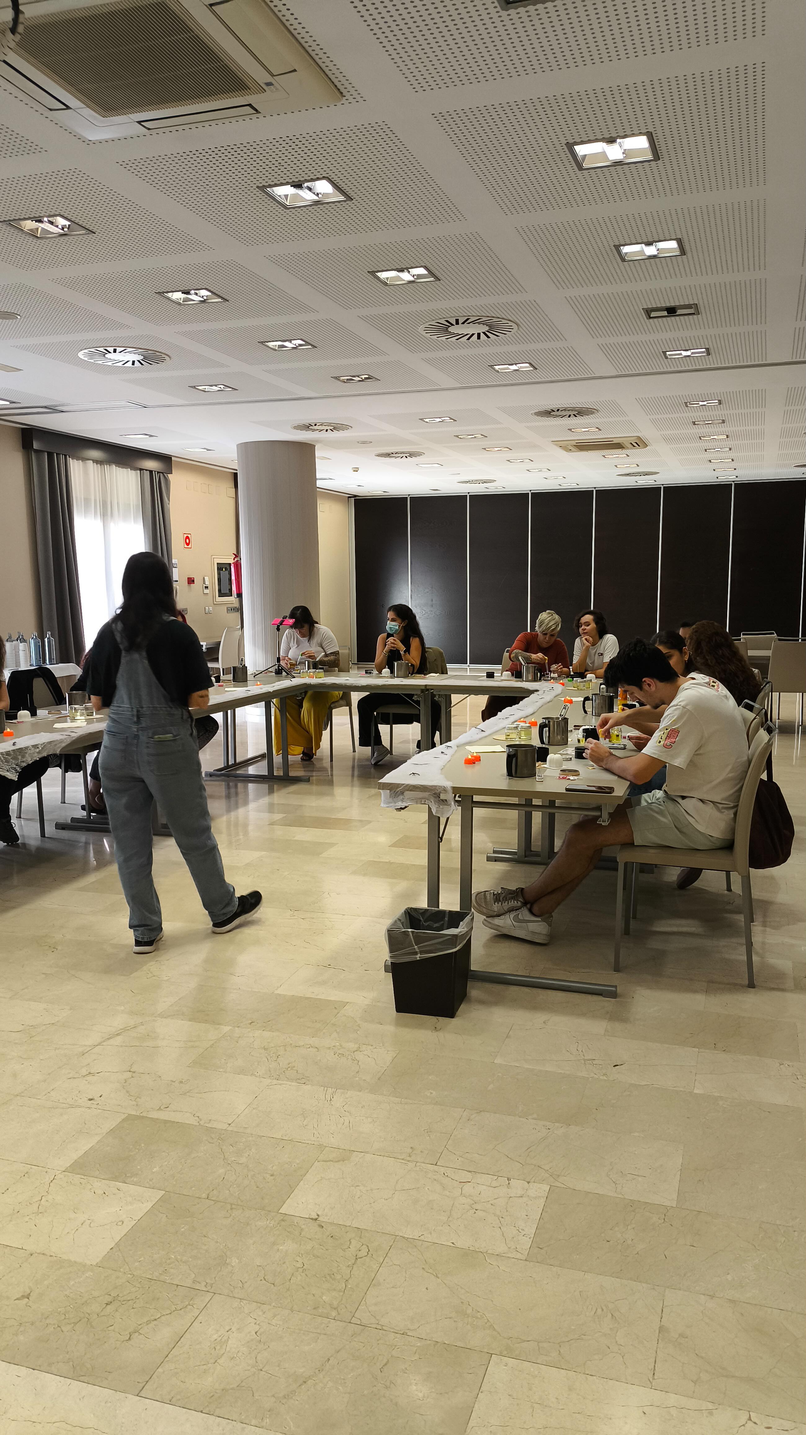 🕯️🎃 ¡Así vivimos nuestro Taller de Halloween en Softie Candles! 👻✨
Entre risas, aromas y mucha creatividad, pasamos una tarde mágica creando velas con ese toque misterioso que tanto nos encanta 💜🖤
Gracias a todos los que vinisteis y llenasteis el taller de energía, buena vibra y ganas de pasarlo bien 🧙♀️🪄
¡Nos encanta veros disfrutar mientras dais forma a vuestras propias creaciones!
¿Te lo perdiste? 😱 No pasa nada… ¡muy pronto vienen nuestros talleres navideños! 🎄
Mantente atent@ porque se vienen fechas muy especiales 💫
💬 Cuéntanos en comentarios si te gustaría venir a nuestro taller temático de invierno 👇
#SoftieCandles #TallerDeVelas #HalloweenVibes #CandleMaking #VelasArtesanales #HechoAMano #ArtesaníaConAmor #TallerCreativo