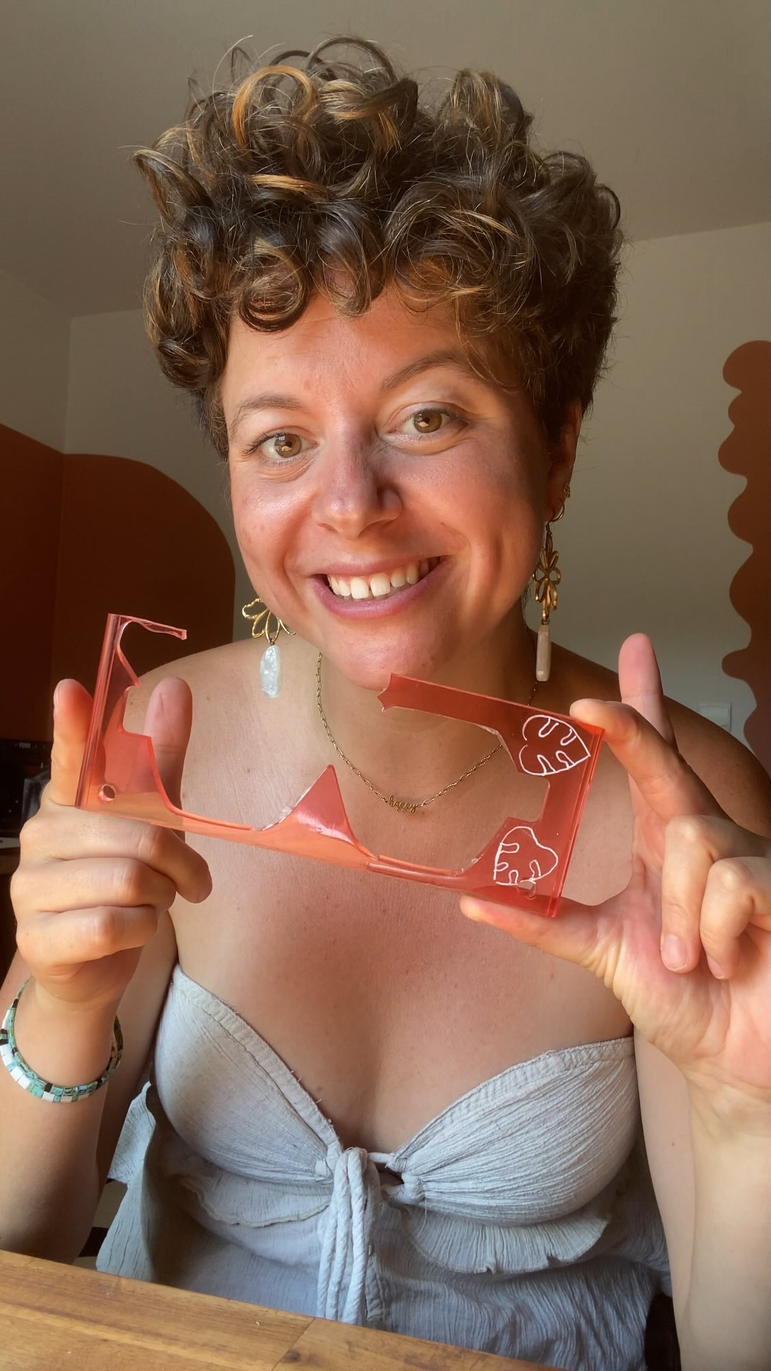 Fabriquer vos cadeaux… c’est un peu comme fabriquer pour ma famille ! D’ailleurs c’est comme ça que j’ai commencé à créer ma marque ♥️
Dis moi en commentaire si tu aimes cette version un peu « brut » avec le vrai bruit des machines ! Je voulais montrer la vraie fabrication !
Et franchement… lire vos messages, imaginer la personne qui va ouvrir le paquet,c’est exactement pour ça que je fais ce métier.🙈
Si toi aussi tu veux offrir un cadeau pensé comme si c’était pour quelqu’un que j’aime,
raconte-moi ton histoire en DM 💌