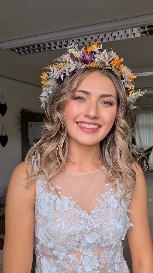 @chelseabfarnan is still a firm favourite for brides Inspo for hair and makeup
This is the style of makeup I love to do, naturally radiant skin with blush and bronzer, soft sculpting, your skin but better. Eyes that pop and are softly defined and a pretty lip that suits the Bride.
Chelsea looks like herself and everything is enhanced not masked.
Everyone always loves her flower crown and boho waves too, it has inspired many a Bride!
Nearly 4 years ago this beautiful wedding, have a lovely anniversary Chelsea
You can check out the pro photos on previous posts and on @maria_broome_photography page and website too because they were gorgeous.
Always a spot on the grid for this beautiful Bride, save if you love the hair and makeup for you 💞
#millbrookestate #millbrook #bride #bridalhair #wedding #weddinghair #bridalmakeup #weddingmakeup