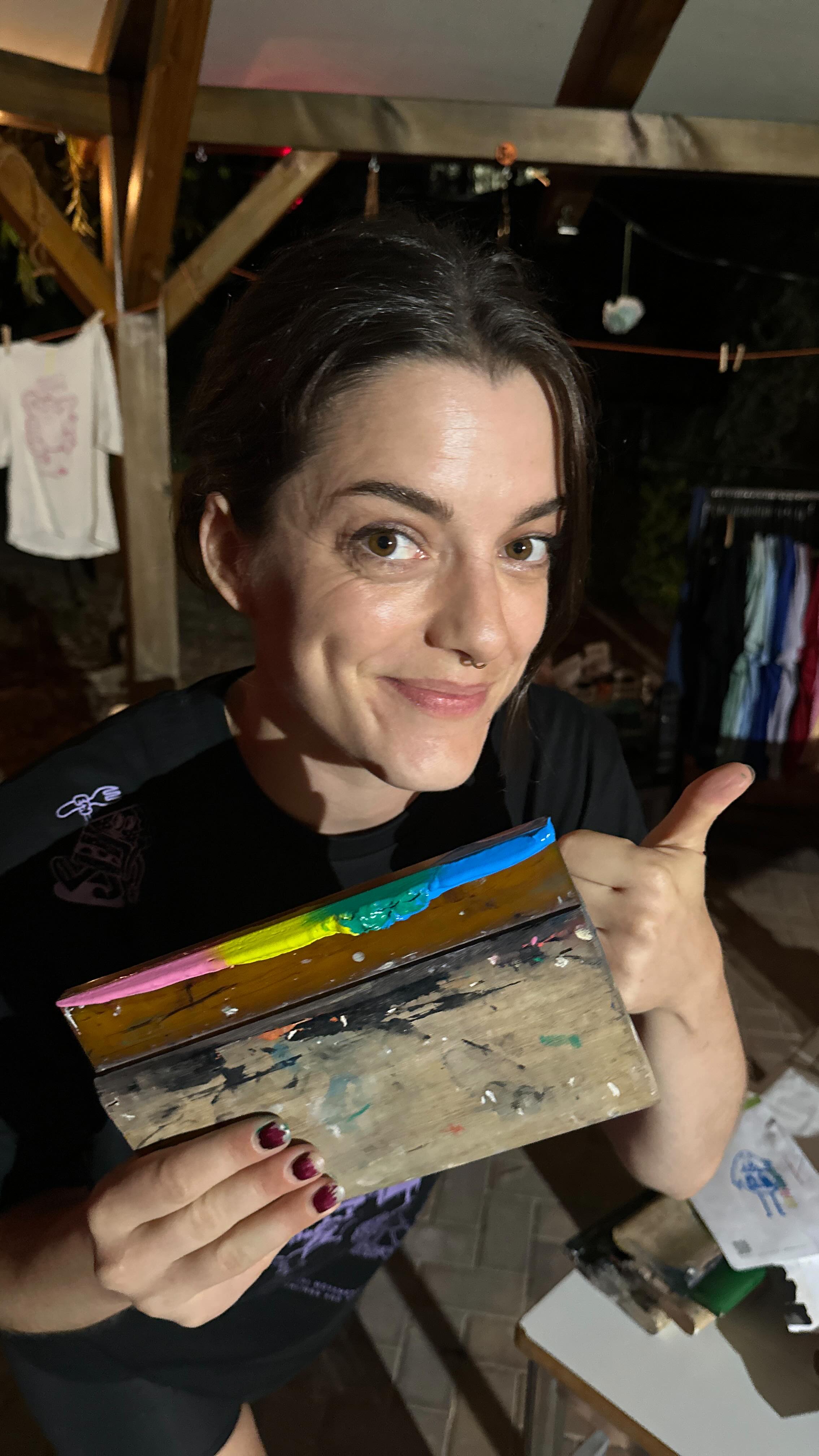 Na Moin ✨ hier mal was für alle die sich fragen wo wir uns versteckt haben und was wir mit Sieb und Rakel so anstellen. 🤡
@priggegram hat mal wieder gezaubert und uns ein paar Zeilen übers Hauptquartier geschrieben und wir lieben sie! ✨🤏🏼
Wir sehen uns ganz bald in Winzerla zu einem Workshop 👀 habt ein schönes Wochenende! 🧡
|
#siebdruck #jenaparadies #jena #kreativwerkstatt #rap #winzerla #jenaerleben #workshop #diy