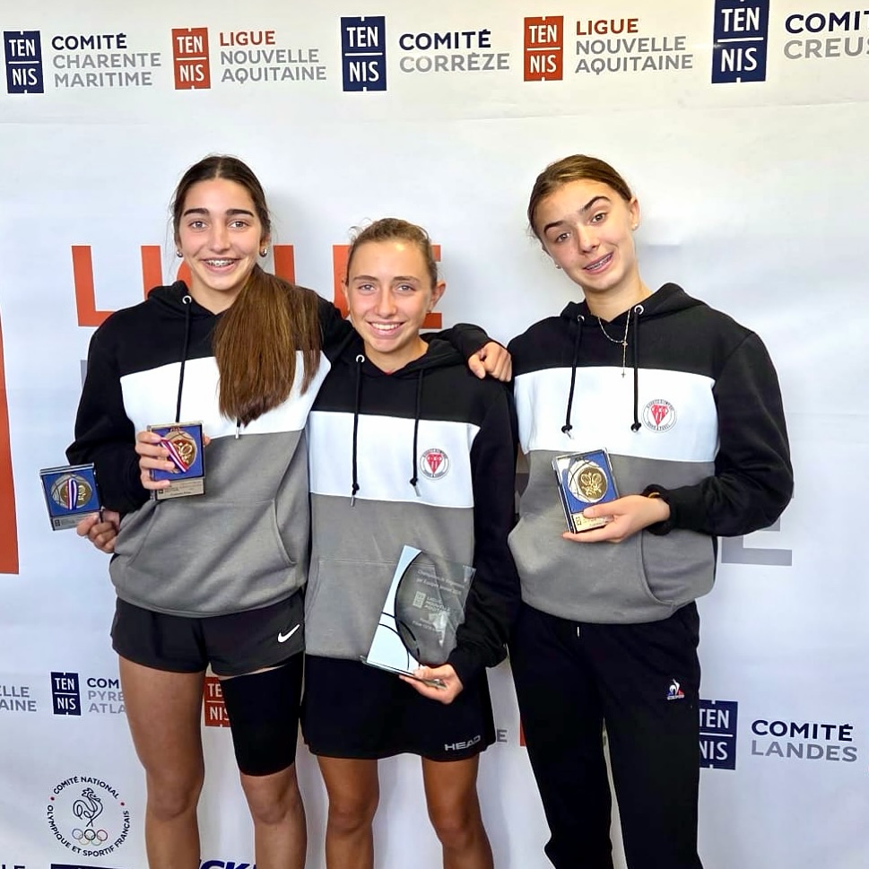 Nos filles U15/U16 sont vice-championnes de la ligue !
Une saison exemplaire, un état d’esprit incroyable, et une place sur le podium largement méritée.
Fierté du club. Bravo les filles !
🍾
@schneiderclemence2012 @mgx_vincent @monadominguesss @florentpozzobon @lnatennis @bo_omnisports @bo_ultras