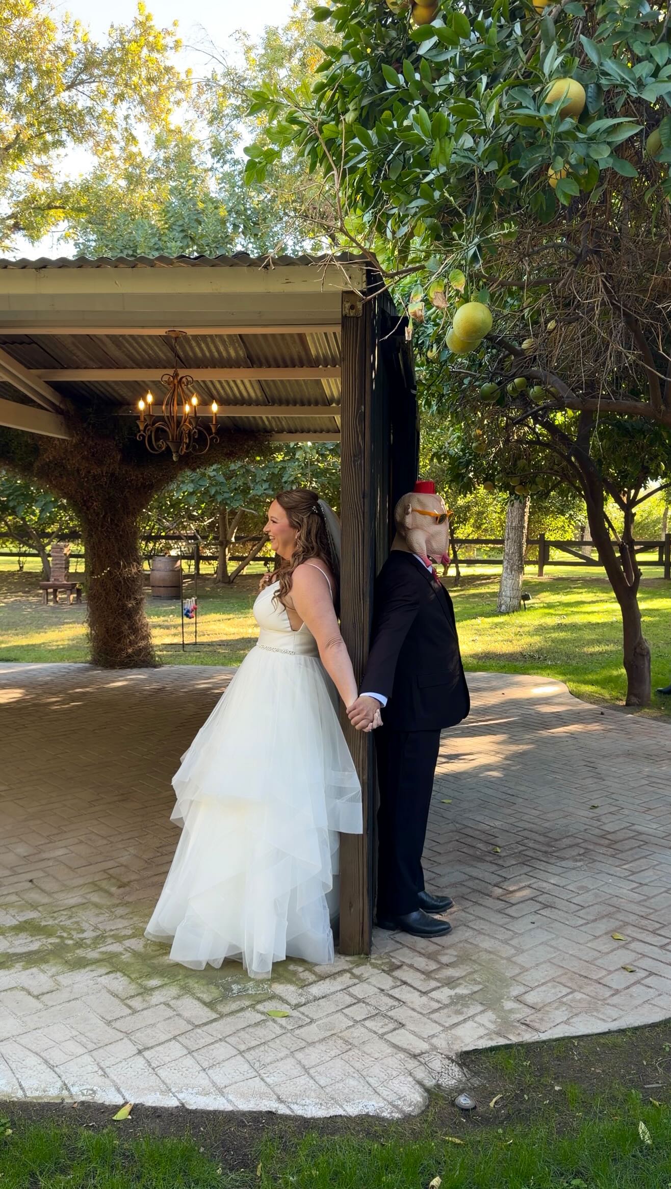She was SO surprised 👀
.
.
#weddingtrend #firstlook #friends