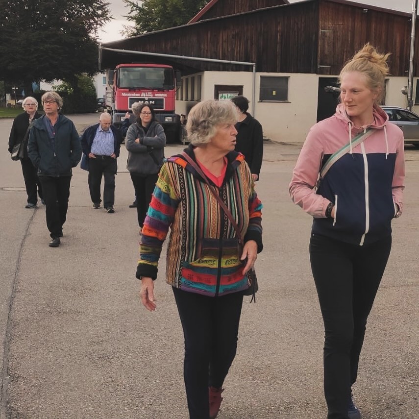 Ein offenes Ohr in Sinningen 👂🏼
Der SPD-Ortsverein Ochsenhausen-Illertal hatte im September in Sinningen zur Ortsbegehung eingeladen. Ortsvorsteherin Nicole Dittberner informierte dabei vor Ort über die erfolgten Hochwasserschutzmaßnahmen, die finanziellen und kommunikativen Herausforderungen, die ein solch großes Projekt mit sich bringt und über die wirklich aktive Bürgerschaft in Sinningen. Dies bildet sich unter anderem ab in den acht Vereinen, die es in Sinningen gibt. ☔️
Das Ende der Begehung führte am Sinninger Baggersee vorbei, der vor mehr als 40 Jahren auf Initiative des SPD-Ortsvereins zum öffentlichen Badesee statt Privatsee wurde. 🌹
Bei der anschließenden Einkehr im Restaurant Christophorus bedankte sich Ortsvereinsvorsitzende Andreas Heinzel (links im Bild) mit Blumen aus dem eigenen Garten und selbstgemachtem Waldmeistersirup ganz herzlich bei Ortsvorsteherin Dittberner (rechts im Bild) für die umfangreichen Einblicke in die Dorfpolitik in Sinningen. 🏡🏘️💪🏼