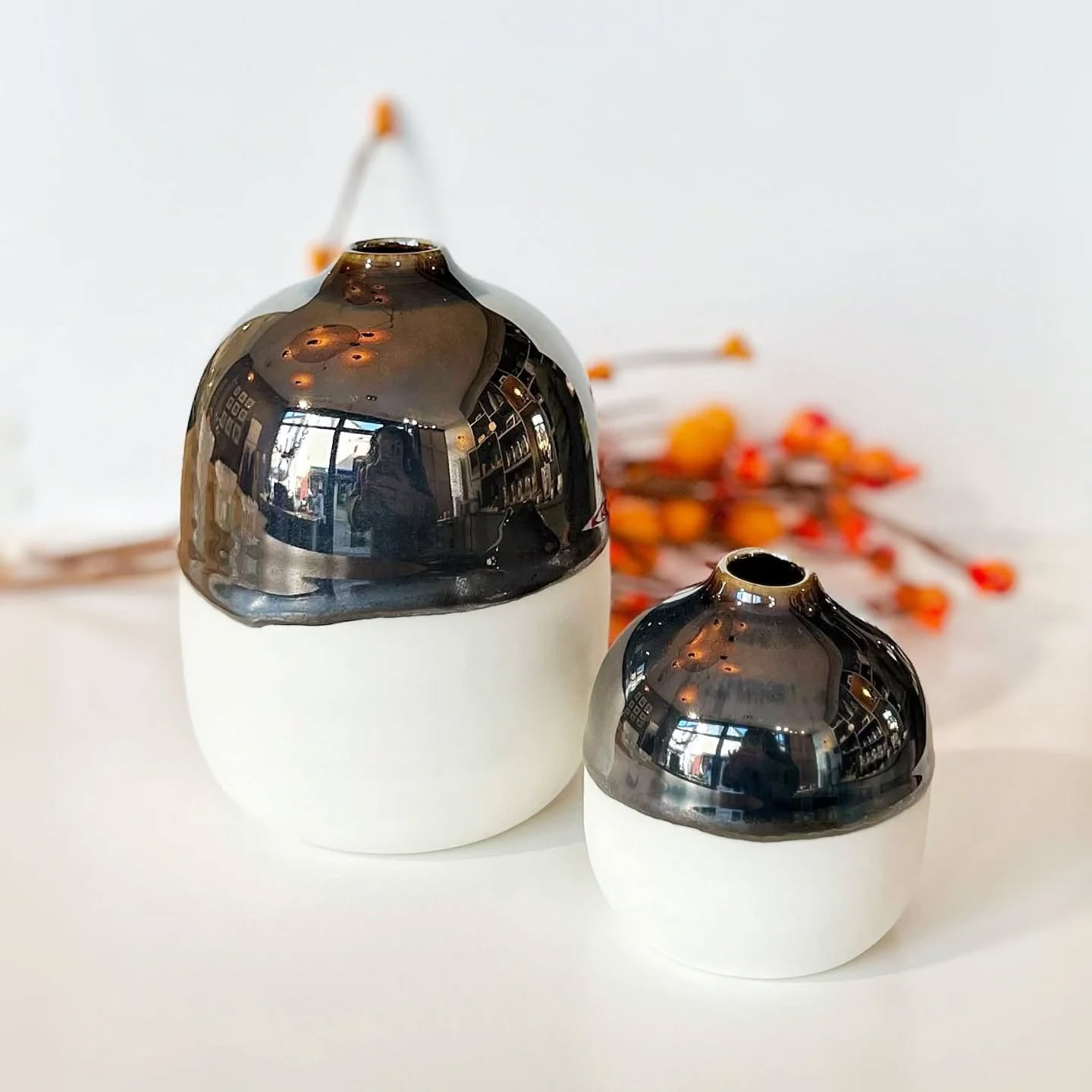 Un brin de poésie dans la maison avec les soliflores de @manonescalle
🍂Des formes simples, silencieuses, qui invitent à la contemplation
🍂Des objets délicats, faits pour accueillir une fleur… ou simplement la lumière
🍂 Chaque pièce est unique, fabriquée sur le tour de potier et émaillée à la main.
.
.
À découvrir dans notre boutique Métiers d'Art
@leclosgallice 20 rue de la Juiverie Epernay
Mar au Sam 10h30-19h Dim 9h30-12h30
.
.
.
.
.
#leclosgallice #epernay #marne #artisanat #champagneardennes #ceramique
#ceramiqueartisanale #ceramiste
#faitmain #handcraftedceramics
#handmadeceramics #potteryart #potterylover
#porcelaine