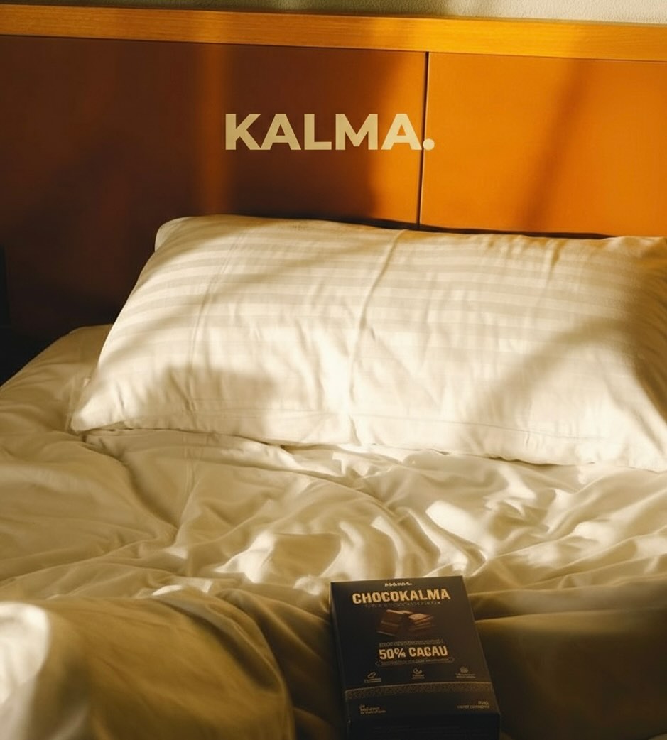 Às vezes, a calma chega antes do sono.
Às vezes, ela vem em forma de chocolate. 🍫✨
Um chocolate que não é “só” chocolate. Ele combina cacau 50% com melatonina e l- triptofano,pra te ajudar a relaxar, desligar do turbilhão do dia e preparar seu corpo para uma noite de sono mais leve.
ChocoKalma.🍫
O ritual secreto que transforma a sua noite.