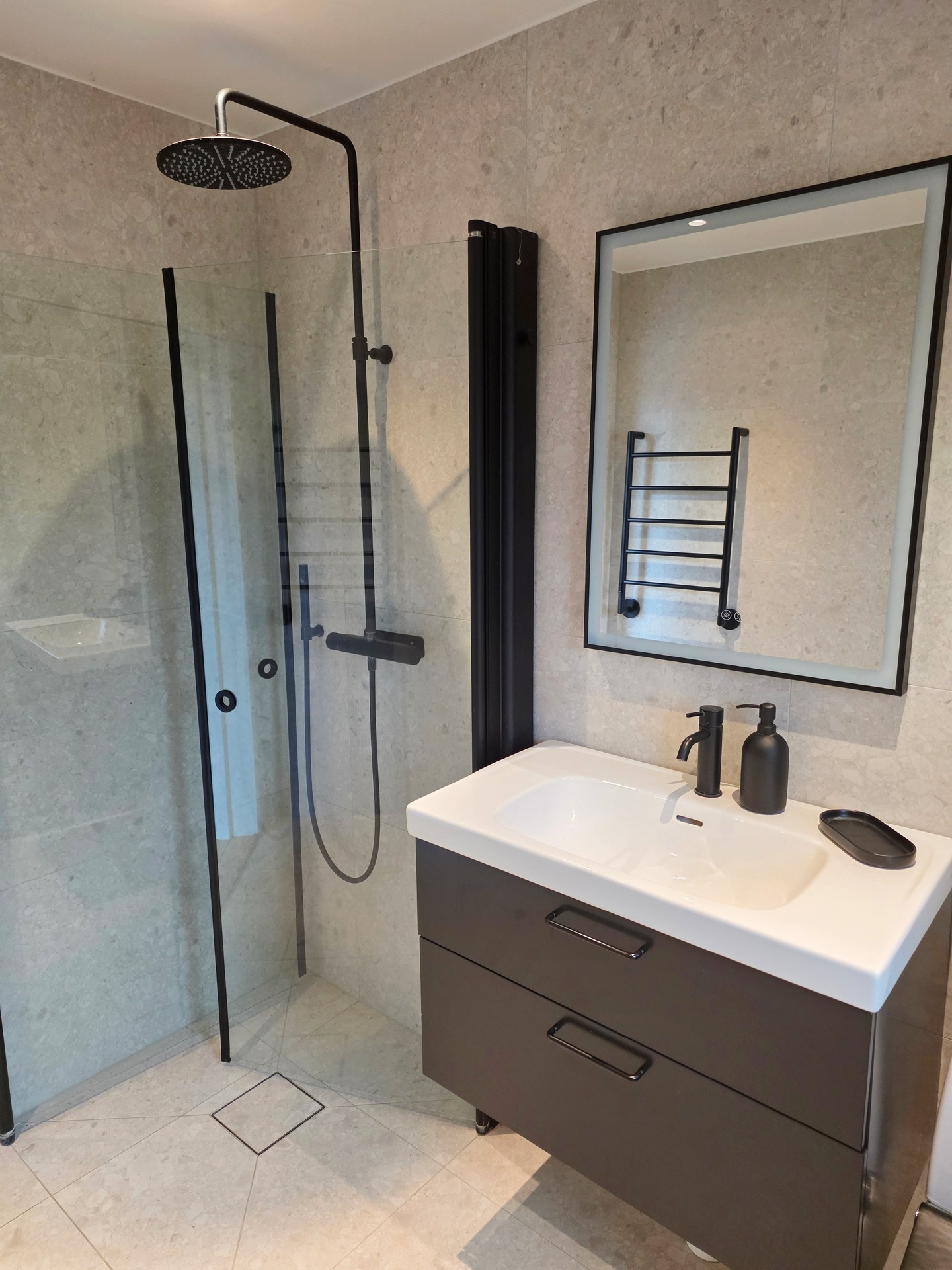 Öresunds Byggentreprenad erbjuder komplett totalrenovering och byggnation i Vellinge. Projektet omfattar gjutning av ny platta, installation av golvvärme, värmepanna, vatten och el, samt gipsning, isolering av väggar och tak. Vi renoverar två badrum, tvättstuga och kök, och installerar kvalitetsfönster från Elitfönster.
Som byggentreprenör levererar vi helhetslösningar med fokus på kvalitet, trygghet och professionellt utförande genom hela processen.
#byggmalmö #renovering #renoveringmalmö #hantverkare #nordiskhem #nordichome #interiordesign #nordicstyle #nybyggnation #byggahus #bygganytt