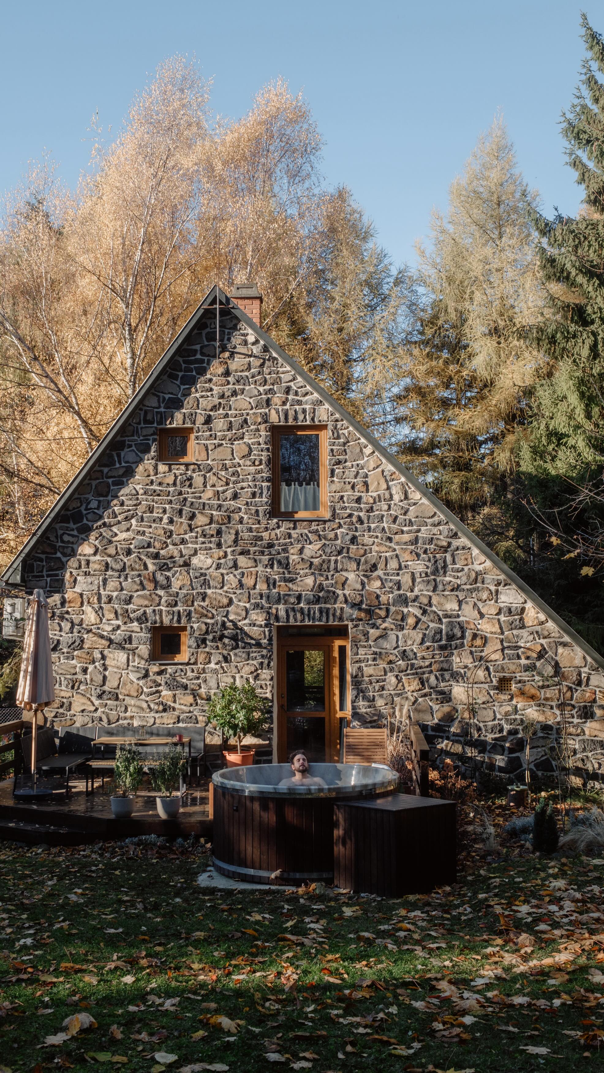 When you need a break, escape to nature and visit @pagony780 🌲
The perfect place to rest and recharge in the beautiful Mátra — and dogs are welcome too! 🐾
Captured by @photobysarapetrak 📸
#Mátra #HungaryTravel #VisitHungary #NatureLovers #CabinLife #CozyCabin #MountainEscape #DronePhotography #TravelReel #AerialView #ForestVibes #WeekendGetaway #HiddenGem #HungaryPhotographer #ContentCreator #ReelPhotography
