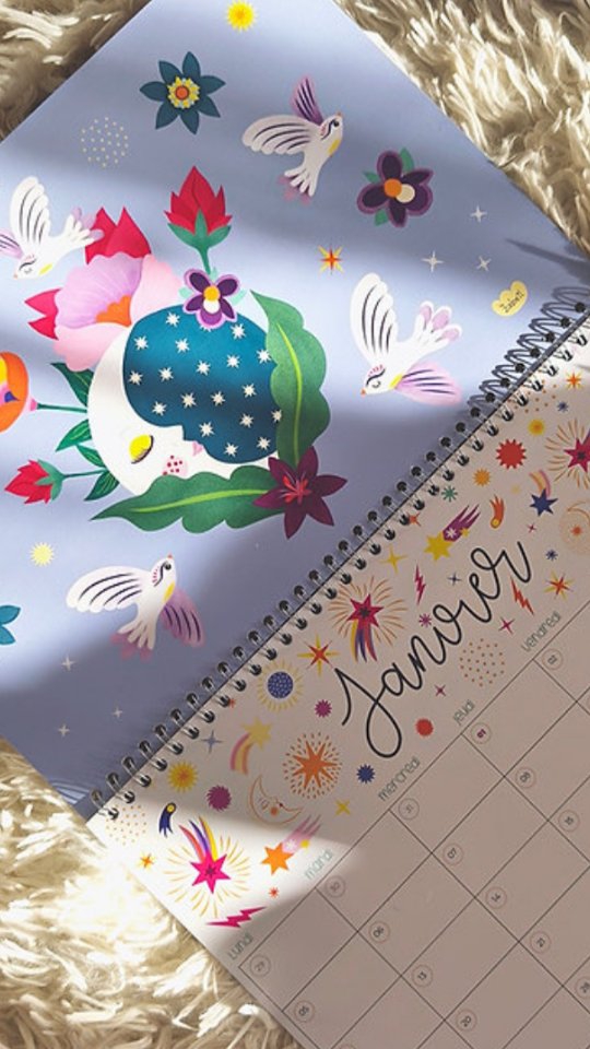 Le calendrier 2026 est arrivé sur le shop ainsi que les nouvelles tasses, les bouillottes de poche et le pin's et porte-clé cosmocat! 🥳
Il a fallu se motiver hier pour cette mise à jour parce que j'étais KO au retour de ce super week-end d'expo à @arttoplay 😅 je n'ai plus 20ans 🤭
°°°
N'hésitez pas à faire un tour sur ma boutique en ligne et si vous ne retrouvez pas vos coups de coeur repérés sur les réseaux ou ailleurs n'hésitez pas à me contacter ;)
°°°
Lien du site dans ma bio ;)
°°°
#illustration #art #creation #smallbusiness #shop #cadeaux #ideescadeaux #wishlist #noel
