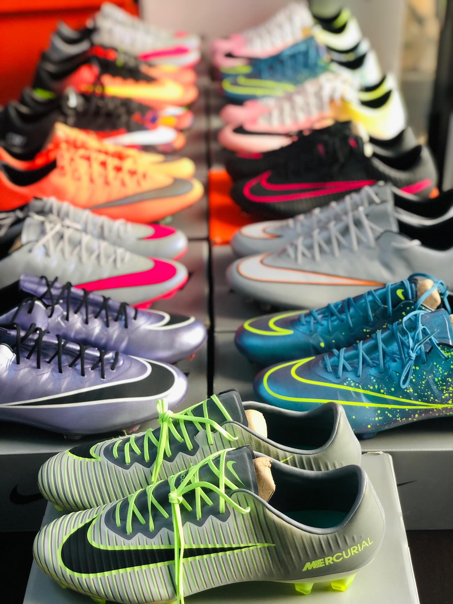 Anybody else love the simplicity of the older Vapors? #vaporx #vaporxi #nikemercurial #retroboots #classicboots