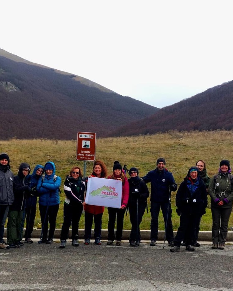 🎉 V edizione di “Pollino… a me Piace a Piedi” – il racconto di AITR
L’8 novembre il nostro Presidente Maurizio Davolio ha preso parte al talk ospitato a Catasta, un momento di confronto intenso e partecipato che ha evidenziato quanto il Parco Nazionale del Pollino sia un luogo ricco di idee, energie e progettualità future.
Un percorso che l’Associazione Guide Ufficiali del Parco Nazionale del Pollino porterà avanti in sinergia con l’Ente Parco, e che AITR è felice di sostenere.
Il 9 novembre, durante le escursioni, AITR è stata rappresentata dal socio @loto_makeyourtravelbloom che ha camminato insieme ai partecipanti lungo i sentieri del Parco, condividendone i valori, curiosità e bellezze del territorio.
Le escursioni hanno permesso ai partecipanti di scoprire la straordinaria biodiversità dell’area protetta e di ribadire l’importanza di una fruizione attenta, consapevole e responsabile: un impegno che, come AITR, portiamo avanti in ogni occasione.