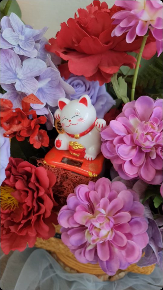 Made this “大红大紫” faux flower basket for my friend’s shop opening 🌸✨
Added a little fortune cat for extra huat 🐱🍀
May her business shine in brilliant success and flourish in vibrant prosperity! ❤️💜
#GrandOpening #大红大紫 #FauxFlowers #FlowerArrangement #FloralDesign #LuckyCat #FortuneCat #AuspiciousFlowers #ShopOpeningSG #SGFlorist #FloralTok #ProsperityVibes #OpeningCeremony