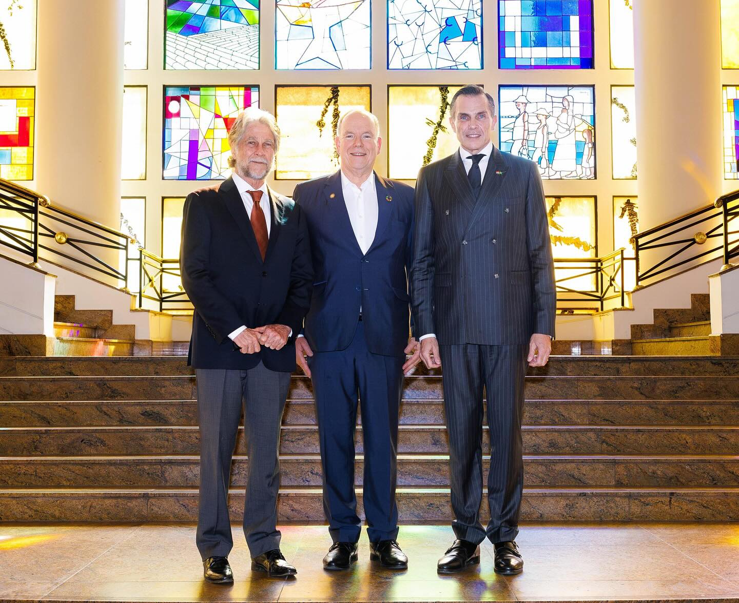 🌿🌎 C’est avec une grande fierté que nous annonçons l’inauguration officielle de la branche Amérique-Latine de la Fondation Prince Albert II de Monaco, qui s’est tenue le 7 novembre 2025 à São Paulo, en présence de S.A.S. le Prince Albert II de Monaco.
Basée au cœur de l’un des territoires les plus riches en biodiversité — l’Amérique latine concentre 20 % de la biodiversité mondiale — cette nouvelle antenne marque une étape décisive.
Sous la vice-présidence du Prince Charles Philippe d’Orléans en tant que chargé de mission, elle entend agir aux côtés des acteurs locaux pour la nature, les océans, la gestion durable des ressources et la lutte contre le changement climatique.
Un moment intense de dialogue également avec la jeunesse : dix jeunes entrepreneurs latino-américains, des étudiants brésiliens, des projets concrets, des innovations vertes — inspirants et porteurs d’avenir.
Nous sommes résolument tournés vers l’action collective, vers un futur plus respectueux du vivant. 🌱✨
#Nature #Biodiversité #AmériqueLatine #Brésil #Environnement #TransitionÉcologique #InnovationDurable #JeunesseEngagée #FondationPrinceAlbertII #Monaco #CoopérationInternationale #AgirPourLeClimat #PrinceAlbertII #charlesphilippedorleans #naomidorleans #ActionCollective #COP30