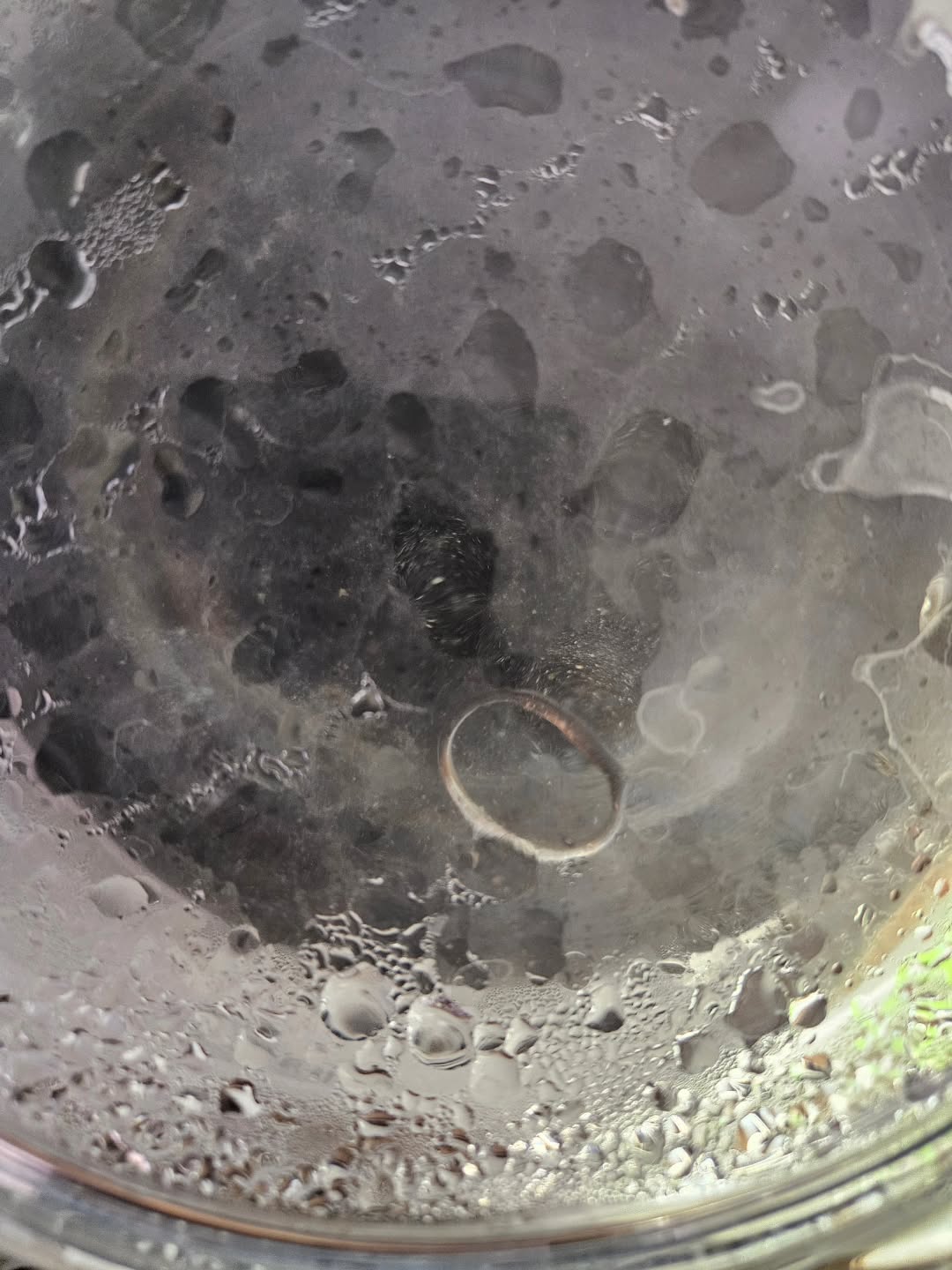 Mijn man is 25 kg afgevallen en zijn trouwring zit zo los nu, dat hij 'm niet durft te dragen, bang 'm te verliezen. Of ik een oplossing had (zonder zijn trouwring zelf aan te passen, want hij is nog niet waar hij wil zijn)
"Natuurlijk heb ik een oplossing... " Denk ik... terwijl ik aan het werk ben voor sieraden klusje.
Hier een foto van een noodring in de picklepot. Morgen even polijsten en hotseflots, noodring voor manlief. (Morgen heb ik een polijst avond gepland)
Nu na denken over: wat komt er na deze noodring? Schetsboekje erbij en los gaan 😁 Nieuwe trouwring ontwerpen... misschien wel een 2e voor mezelf als aanschuifring in dezelfde stijl. Pffffff te veel ideeen 🤭🫣
#edelsmeden #hobby #ring #zilver #zilversmeden