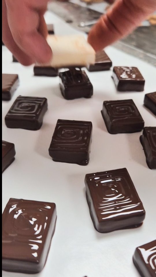 ✨" This is magic" ✨️ ehm oui, ou presque ! 🤭
📷 Un petit aperçu vidéo d’une partie de la production de notre calendrier de l’Avent de cette année ✨
✍️ Chaque pièce est élaborée entièrement à la main, avec une minutie et un savoir-faire qui font la magie de décembre et de l'équipe Hennemann. 🥰
🌍 La sélection 2025 vous fera voyager autour du monde : des notes fruitées de la République Dominicaine, aux notes miellées du Madagascar, jusqu’aux arômes plus intenses du Vietnam.
🎁 Chaque matin devient une évasion : un moment pour découvrir la gourmandise, la culture du chocolat artisanal et la joie douce d’attendre Noël.
❄️ Préparez-vous pour un décembre rempli d’émotions… et de magie chocolatée Nicolas Hennemann. 🥰
👉 Disponible en boutique en quantité limitée pour 49 euro.
#patisserie #nicolashennemann #artisan #calendrier #avent #lyonfoodies