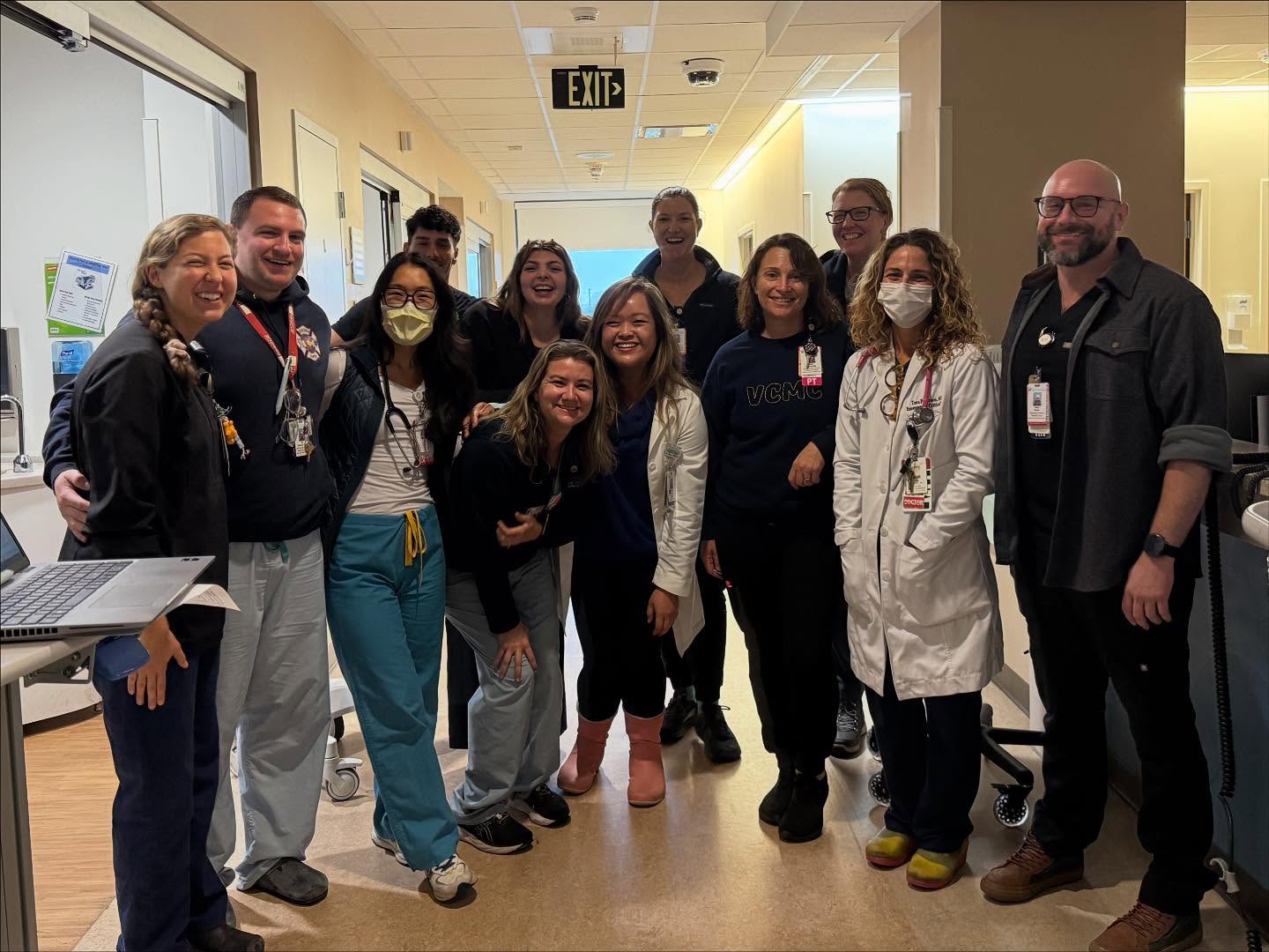 The ICU 🫁
1️⃣ Multi disciplinary rounding (RNs, Respiratory Therapy, PT/OT/SLP, pharmacy, case management, social work, Palliative Care, dietician, docs)
2️⃣ Lots of teaching & learning from our wonderful attendings (mix of FM and IM critical care trained)
3️⃣ Support from the Palliative Care team (hello to our co resident rounding on that service!)
4️⃣ Vital (critical?) team coffee rounds. Team is made up of FM senior resident, intern, and CMH surgery PGY2.
5️⃣ Tons of procedures: intubations, arterial lines, CVCs, thoracentesis, paracentesis, HD lines, etc
6️⃣ Responding to rapid responses and stabilizing patients
7️⃣ Learning ventilator mechanics and management
8️⃣ Lots of hard work learning critical care and taking care of super sick patients in our “closed unit” medical/surgical ICU.