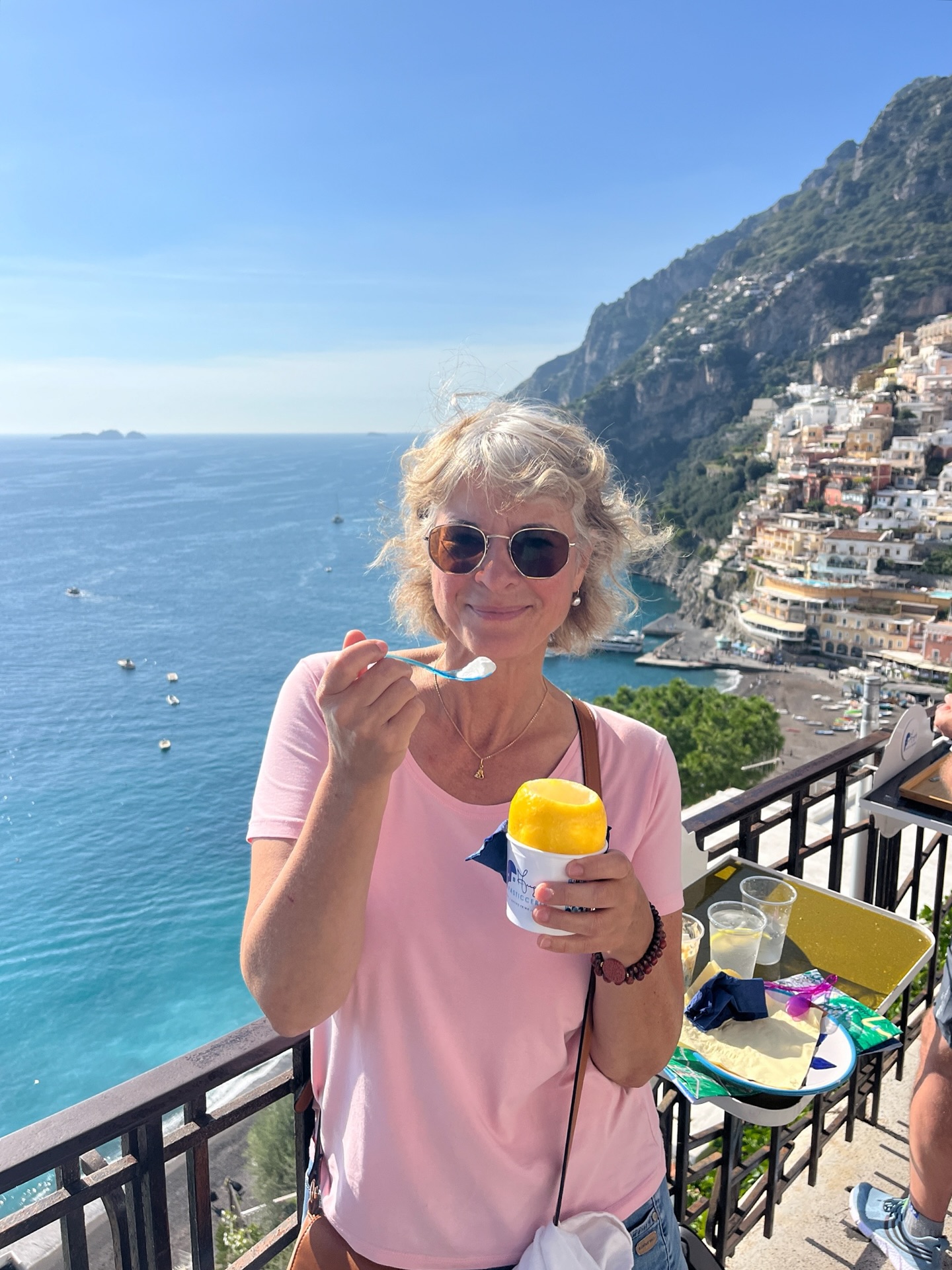 Ein Must-See an der Amalfiküste ist der kleine Ort Positano. Die bunten Häuser schmiegen sich malerisch an den steilen Hang und wirken wie eine perfekte Filmkulisse. In den Gassen reihen sich charmante Läden dicht an dicht: Kleider und Stoffe in den bunten Mustern der Amalfiküste, Schmuck, Keramik, Kunst …
Was man auf keinen Fall verpassen darf, ist das kunstvoll angerichtete Zitronen-Sorbet 🍋. Die frische Zitrone wird sorgfältig ausgehöhlt und mit Zitroneneis gefüllt. Für 8 Euro genießt man diese besondere Erfrischung mit einer Aussicht, die nur schwer zu toppen ist …
#positano #amalfiküste #placestosee #meerblick #zitronensorbet #reiseblogger #dolcevita #travelinspiration #italienliebhaber #eiskreation #reiseundfotografie