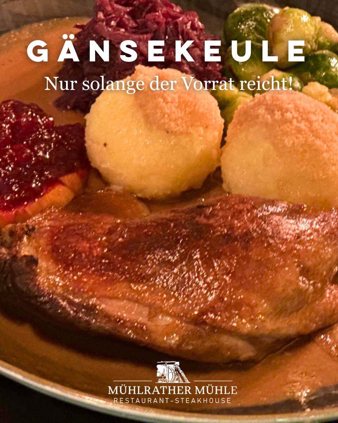 Zart geschmorte Gänsekeule, knusprig auf dem Teller, begleitet von hausgemachtem Blaukraut, Kartoffelklößen, Apfel mit Preiselbeeren und feinem Rosenkohl. Ein Festtagsklassiker, der Herz und Magen wärmt. 🧡
ㅤ
🎄 Perfekt für den gemütlichen Familienabend oder als Highlight eures Winterbesuchs bei uns!
ㅤ
📞 Jetzt Tisch reservieren: 02163 – 5716276
📍 Mühlrather Mühle 2, 41366 Schwalmtal
ㅤ
#Gänsezeit #MühlratherMühle #Winterküche #Gänsekeule #Genussmomente #Festtagsessen #RosenkohlLiebe #Knödelzeit
