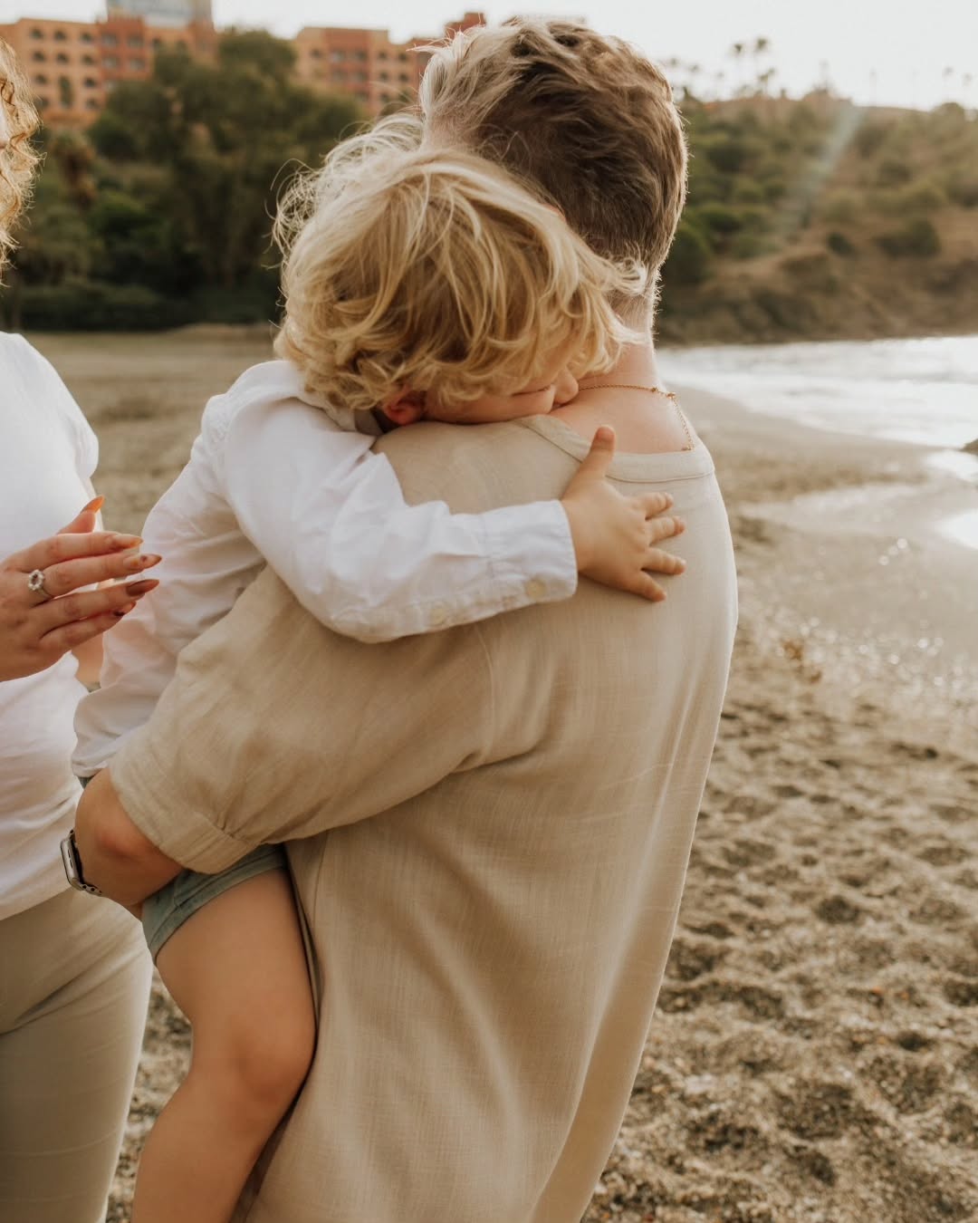 Apurando las sesiones en la playa hasta el final... el agua ya estaba fría, pero hay que decir una cosa, y es que esta familia venía de Islandia, y si os cuento que cuando me fui, los niños estaban bañándose en el mar!
Resulta que con 15 años, me hice super fan de Bjork, y de sus canciones con letras que hablan mucho de Islandia y sus paisajes.... fue entonces cuando me enamore de ese pais y que desde entonces uno de mis deseos más profundos es visitar un día la isla de hielo y fuego. Aún no he podido cumplir este sueño, pero mientras me quedaré con la suerte que tuve de conocer a esta familia tan bonita y el rato tan agradable que pasamos juntos 🤍
Making the most of our time on the beach until the very end... the water was already cold, but I have to say one thing, and that is that this family was from Iceland, and when I left, the children were still swimming in the sea!
It turns out that when I was 15, I became a huge fan of Björk and her songs, with lyrics that talk a lot about Iceland and its landscapes... that's when I fell in love with that country, and since then one of my deepest desires has been to visit the island of ice and fire one day. I haven't been able to fulfil this dream yet, but in the meantime, I'll cherish the good fortune I had in meeting this lovely family and the pleasant time we spent together 🤍
.
.
.
.
.
.
.
.
.
.
.
.
#annelaurephotography
#fotografialifestyledefamilia
#ilovemyjob
#fotografiadefamília
#fotografialifestyle
#sesiondefamilia
#fotografiainfantil
#fotografialifestyle
#lifestylefamilyphotography
#almuñecar
#nerja
#costatropical
#documentaryfamilyphotography
#malagaspain
#documentaryfamilyphotographer
#feelingmotherhood
#heartfulmagazine
@heartfulmagazine