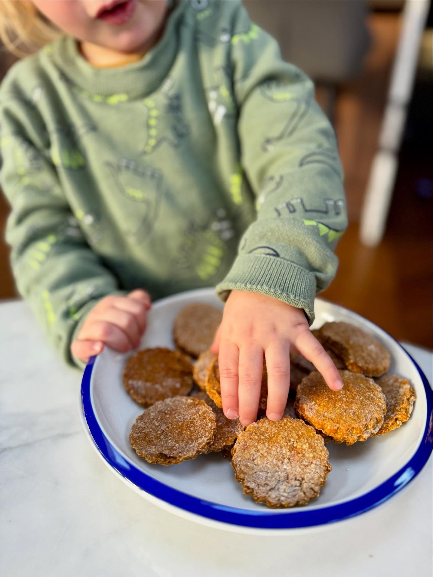 Sweet potato toddler biscuits cooling on the counter this afternoon 🧡
A little prep for Tuesday morning’s healthy toddler snacks course — we’ll be baking simple, nutritious bits that little hands and grown-ups love.
Head to the website to book if you fancy joining us!
#frome #fromeevents #fromesomerset #plantbasedcookeryschool #vegancookeryschool #PlantBased #vegan #littlefromecookeryschool
#toddlersnacks #snackideas #mumlife #familyfood #toddlerlunchideas