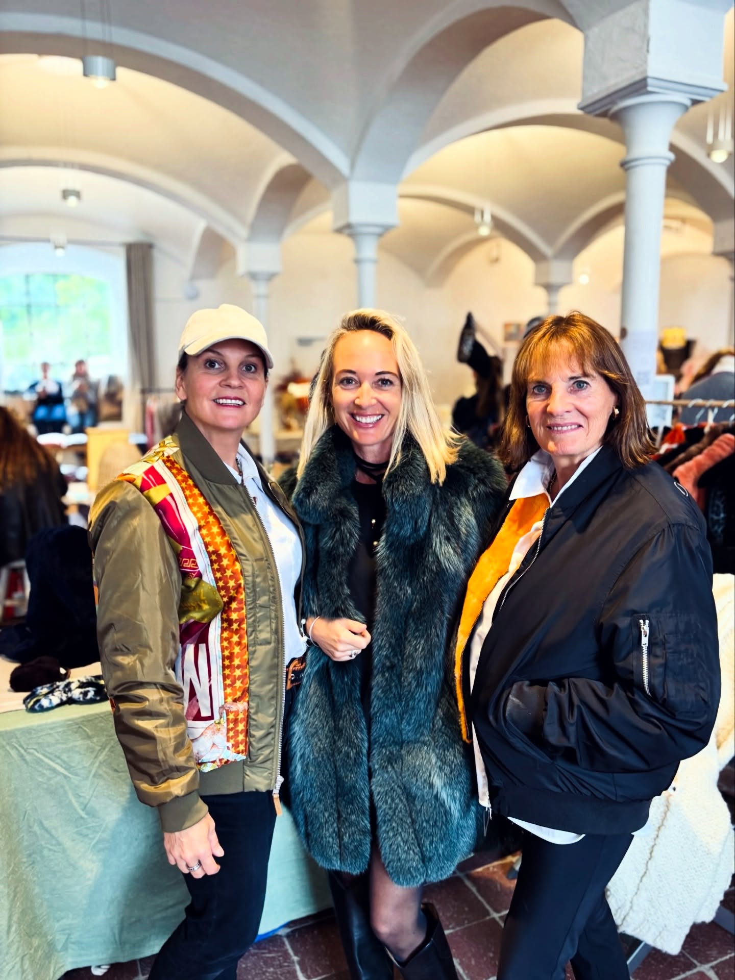 Welcher Schatz schlummert in deinem Schrank?
🪄 Wir sind @tobiasredesign - ein frauengeführter Luxury Upcycling Service für hochwertige ungenutzte Premium Materialien wie Leder, Lammfell, Pelz und Seide!
♻️ Gemeinsam mit euch verwandeln wir alte ungenutzte Vintage Schätze in neue Lieblingsunikate und tragen Erinnerungen weiter. 🔁 Von kleinen kuscheligen Accessoires bis hin zu großen Projekten könnt ihr mit uns kreativ werden und alte Dinge neu erfinden. #keepitintheloop
Neben gemeinsamen Upcycling Projekten findet ihr bei uns auch bereits upgecycelte kleine und große flauschige Besonderheiten ready-to-buy 🫶🏻
Verschenke dieses Jahr ganz besondere handgemachte Geschenke mit Geschichte & MEET US @forsthaus_popup 🥁
Wir freuen uns schon dich kennenzulernen 🤩