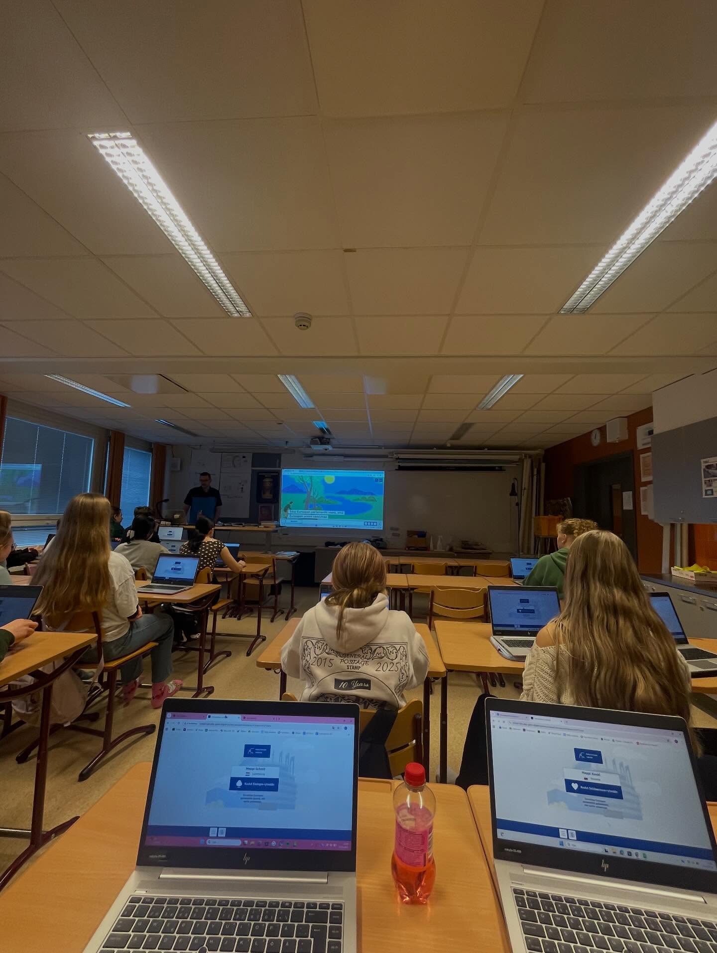 Tänään pelasimme Euroopan parlamentti -roolipeliä Anssin ambassador-kurssilaisten kanssa 🇪🇺
Pelissä pääsimme oppimaan parlamentin toiminnasta ja pyrimme yhdessä pääsemään sopuun uudesta lainsäädännöstä 👩⚖️
#epas #euroopanparlamentti🇪🇺 #ambassador #säkylänseudunlukio #parlamentti #anssi #säkylä