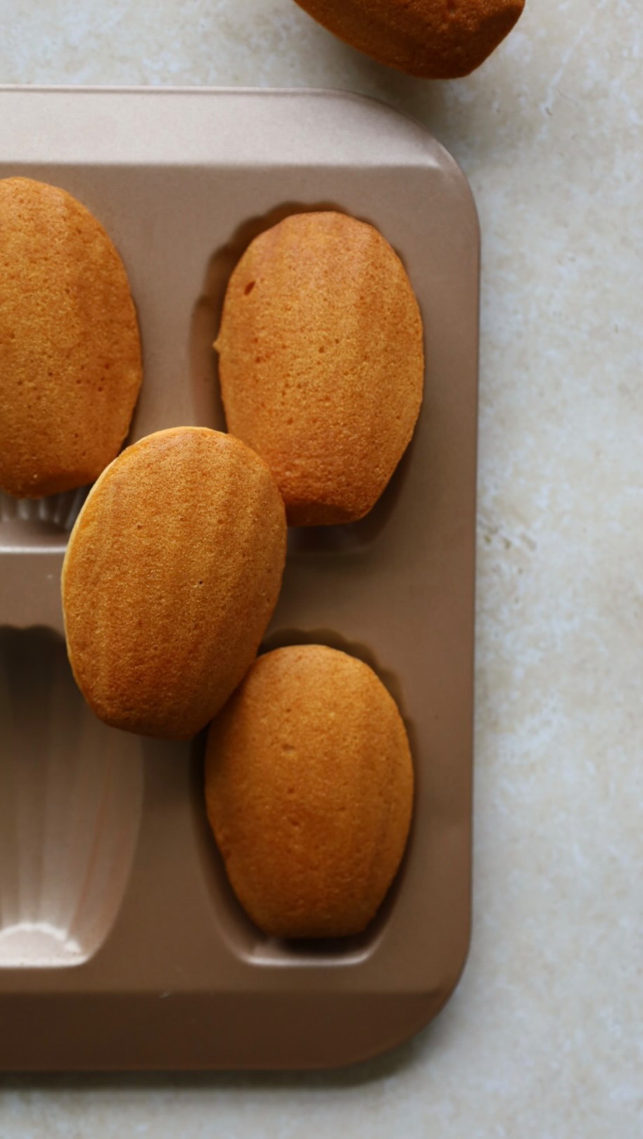 Vegan Lemon Madeleines ✨
Delicate and delicious little cakes, dipped on an icing glaze and finished with lemon zest and thyme flowers.
A delightful afternoon treat!
The recipe will be on the blog soon!
#madeleines #veganbakingrecipes #foodblogger #veganerezepte #gesunderezepte #foodreels