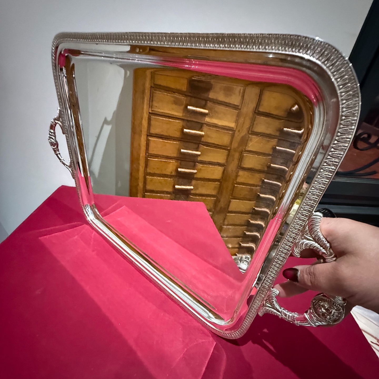 Plateau de service en métal argenté , la ceinture à décor de palmettes, les prises à décor de têtes de lions .
Longueur de anse à anse : 58 cm
Dimensions plateau : 46,5 cm x 37,5 cm
Poids : 2,5 kg
Bel état , belle brillance , micro rayures d’usage .
Un poinçon à définir , mais belle qualité de métal , et les prises vraiment très jolies .
🛒 prix et disponibilité dans la boutique en ligne.
#argenterie #proantic #plateau #plateaudeservice #décoration #artdelatable #artderecevoir #antiquite #misslittlebottle #lions