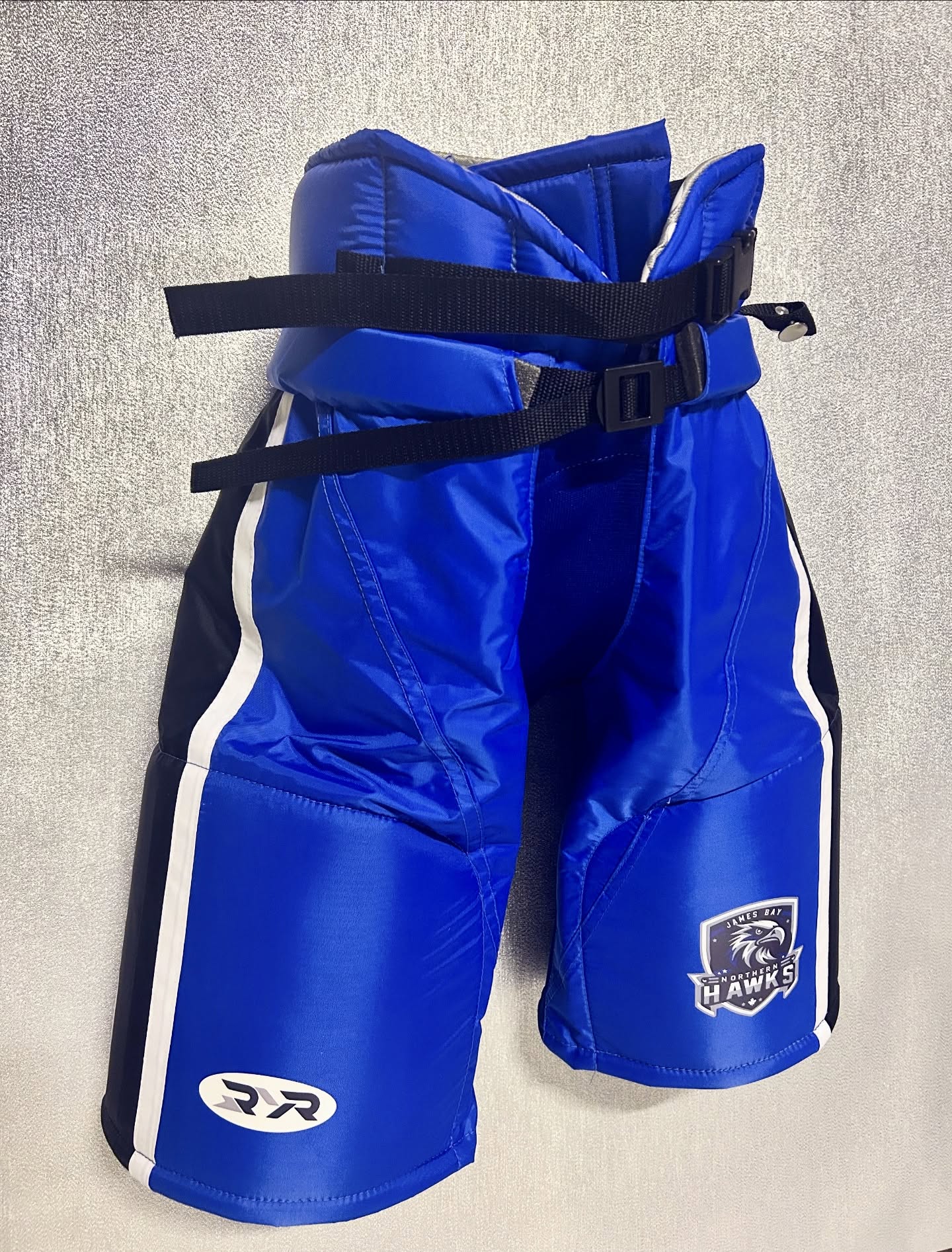 Fresh gear for the squad. ๐ง๐ง๐ง
Custom RYR pants made right here in Canada for the James Bay Hawks female team. Letโs fly. ๐ฆ
๐
Precision. Protection. Pride.
Order your one off pair or place a team order today! (Link in bio)
#womeninhockey #customhockeypants #customsportsgear #customefit #canadianmadehockey #canadianhockey #hockeyincanada #owha #jamesbayhawks #ryrsports