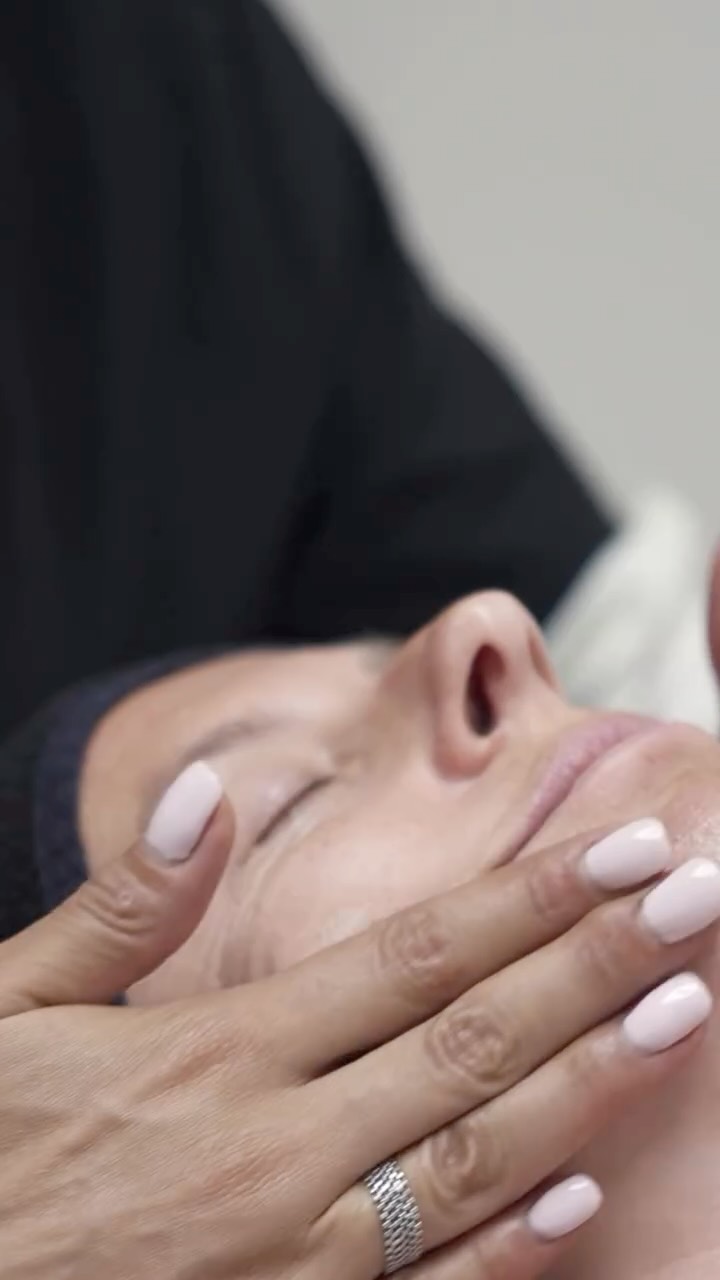 ✨ Et si vous faisiez une pause… pour votre peau ?
Un massage du visage, c’est bien plus qu’un moment de détente :
💆♀️ Il relance la circulation
🌸 Draine en douceur
💧 Illumine le teint
🌿 Et booste l’efficacité de vos soins
Dans ce reel, découvrez l’un de nos gestes préférés à l’Institut C pour réveiller l’éclat naturel de la peau.
Et bonne nouvelle : dans le cadre du Black Friday, bénéficiez de -30% sur nos soins visage (hors épilation électrique) du 22 au 29 novembre inclus !
📍 Institut C – Lyon
📞 06 86 16 85 71
#institutclyon #soinvisage #blackfridaylyon #soinexpert #glowup #massagevisage #esthetique #beauteholistique #lyonbeaute #rituelpeau #soinantiage #offrebeaute #planity