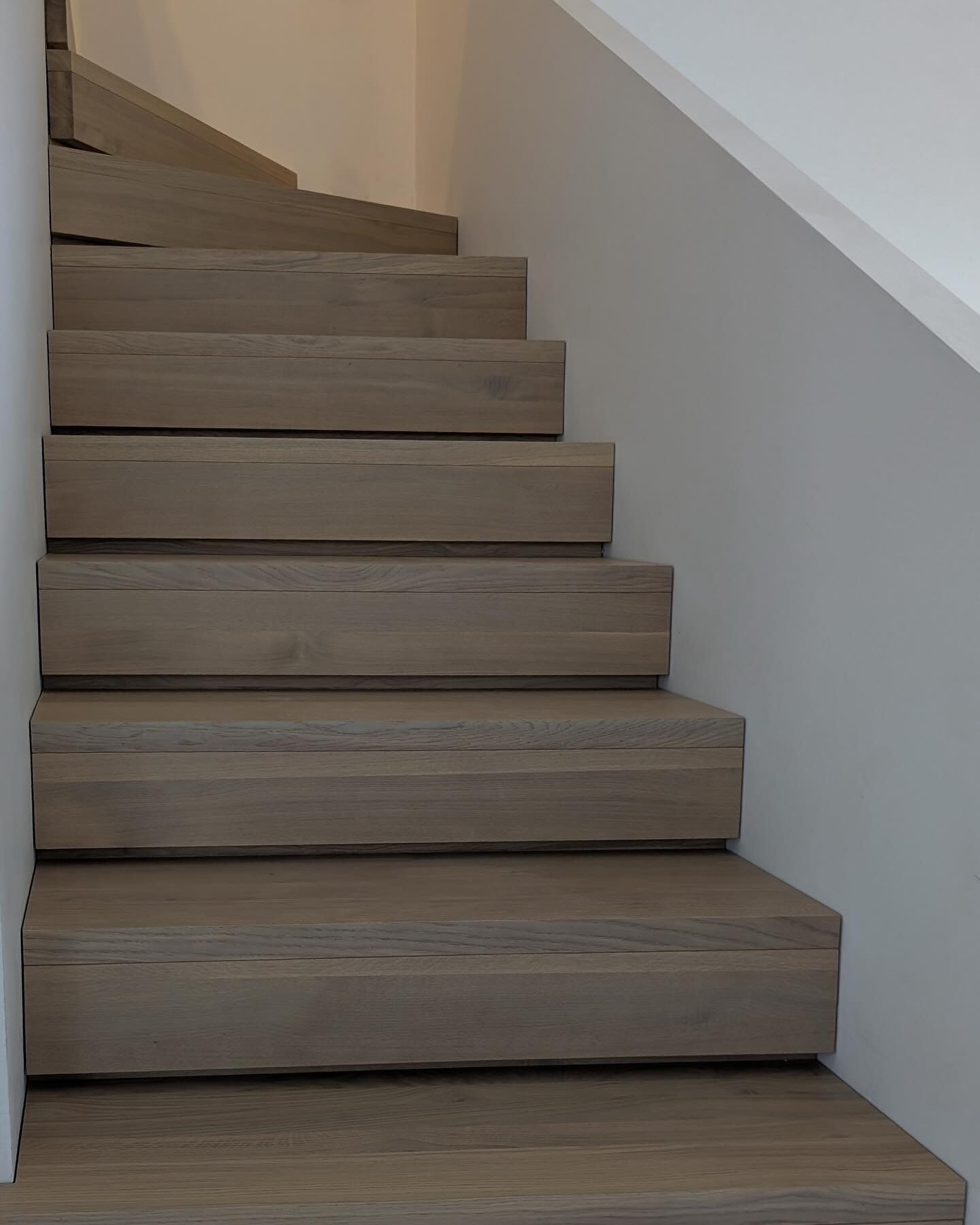 Ąžuolo masyvo laiptai, pilnai uždengti medžiu. Apatinėje dalyje palikta vieta paslėptai LED juostai. #vilniaustureklai #tureklai #pakopos #laiptai #metaliniaitureklai #namai #interjeras #namuinterjera…