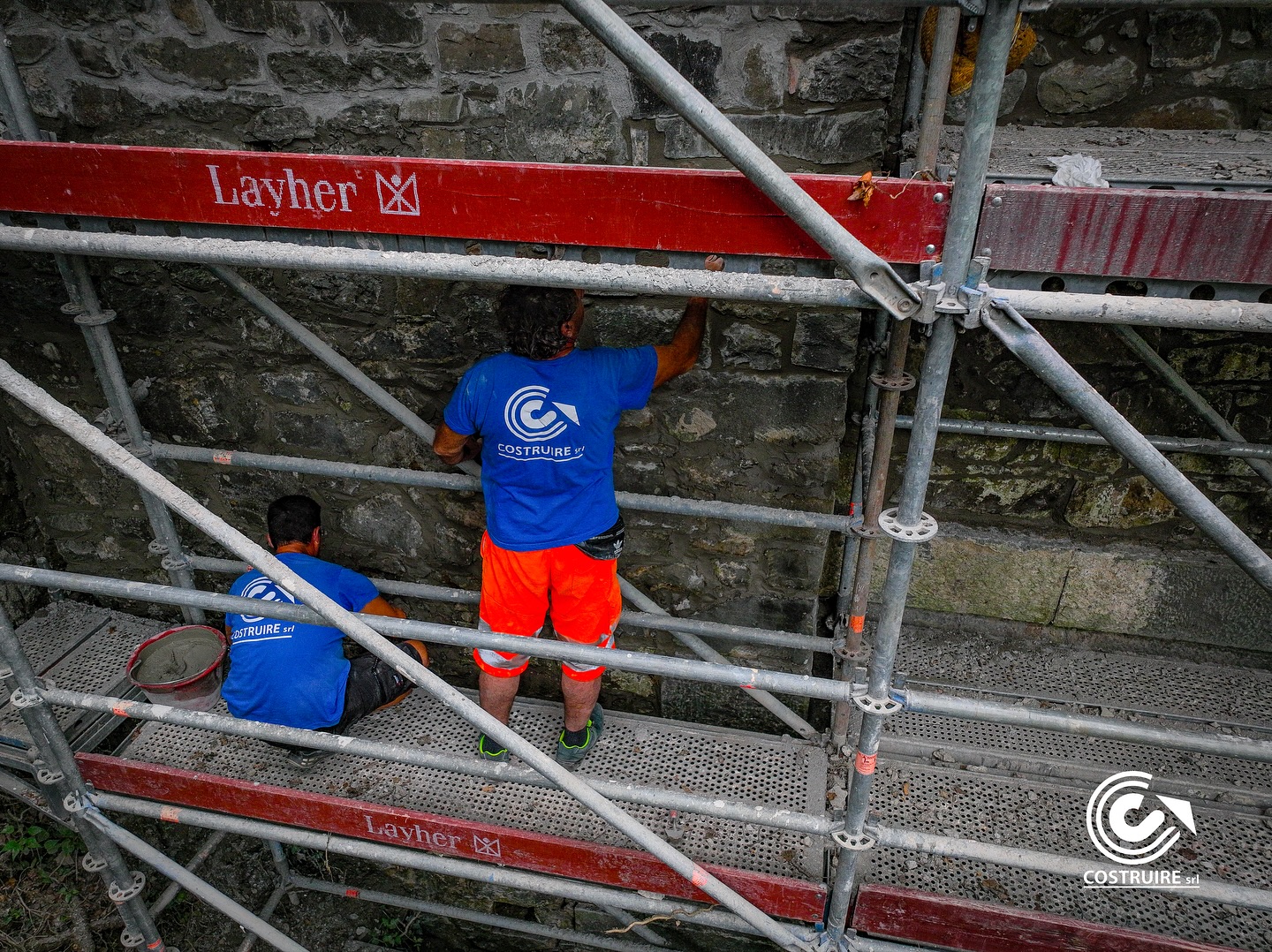 Manutenzione straordinaria del ponte di Ceserana | Dettagli dal cantiere
In queste immagini mostriamo da vicino alcune fasi tecniche del lavoro eseguito da Costruire Srl per la Provincia di Lucca:
• montaggio e adattamento del ponteggio su struttura storica in pietra;
• risanamento e pulizia delle murature con interventi mirati;
• consolidamento degli archi e delle spalle del ponte;
• posa delle protezioni di sicurezza e lavorazioni in quota;
• recupero e ripristino delle superfici ammalorate.
Un lavoro complesso, svolto con attenzione al dettaglio, sicurezza e rispetto del contesto paesaggistico della Valle del Serchio.
Costruire Srl – Team work
#CostruireSrl #manutenzionestraordinaria #restauro #ponte #ProvinciaLucca #ceserana #cantieri #infrastrutture