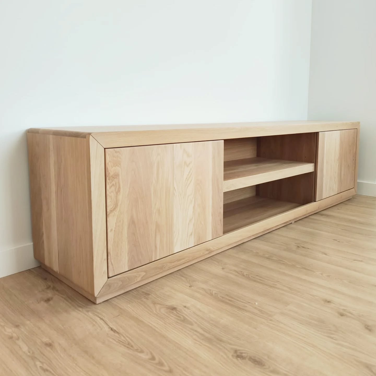 🎙️ Muebles de TV🎙️
🫴🏻 A medida. Diseño personalizado. Elige el tipo de madera que más te guste. Lo creamos. Y a disfrutarlo.
#almadeblues
#aquihueleamadera