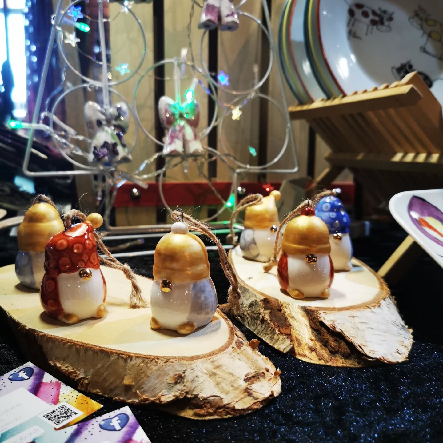 Petits gnomes déco à découvrir au marché de Noël de Brindas ce week-end. #artisanatlocal69 #peinturesurporcelaine #decodenoël