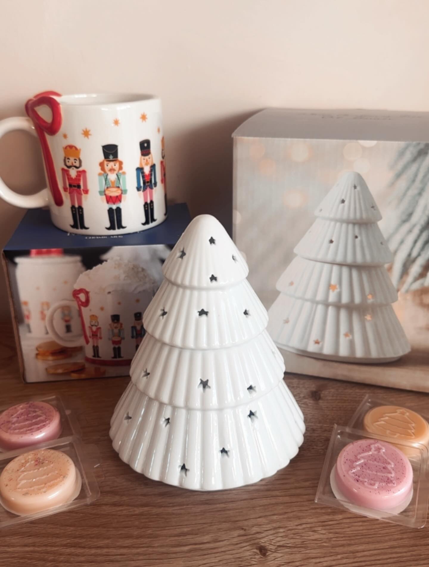 Christmas give away ๐๐
๐ผโจ
To be in with the chance of winning this home fragrance Christmas bundle which includes:
X1 White Christmas tree wax melt burner
X1 Ceramic bow nutcracker mug
X4 Christmas wax melts
Follow @_nakedscents, like this post, share to your story and tag 3 friends in the comments!
Good luck โจโค๏ธ