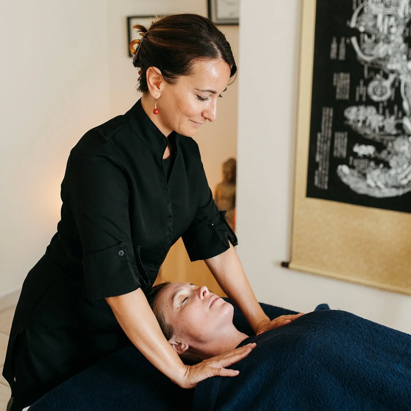 Bienvenue Au Creux des Sens,
Votre espace dédié au massage, au bien-être, et à l’équilibre énergétique. Inspirés par la médecine traditionnelle chinoise, mes soins allient toucher, respiration, écoute du corps et harmonisation du Qi pour vous accompagner vers une profonde détente et un rééquilibrage global.
Formée au Qigong Tuina de la lignée Bai, j’utilise les techniques traditionnelles d’acupression, de mobilisations douces, de travail énergétique et de massage thérapeutique pour libérer les tensions, favoriser la circulation du Qi et soutenir le corps dans son processus naturel d’autorégulation.
Je propose des massages sur-mesure, adaptés à vos besoins : douleurs musculaires, stress, fatigue, blocages émotionnels, lourdeurs, manque d’énergie ou besoin profond de relâcher. Chaque séance est unique et personnalisée selon vos déséquilibres et vos objectifs.
Découvrez également mes soins complémentaires :
• Massage profond rééquilibrant
• Massage relaxant
• Soin complet visage et corps
• Drainage lymphatique énergétique pour éliminer l’humidité et relancer la vitalité
• Acupression & Qigong Tuina selon les principes de la médecine chinoise
• Massage Tui Na pour faire circuler le Qi et le sang et harmoniser l'énergie vitale
Chaque séance peut être enrichie d’exercices issus du Qi Gong, afin de prolonger les bienfaits du soin et soutenir votre énergie au quotidien.
Au cœur de mon approche : un toucher conscient, respectueux, profond, qui remet en circulation ce qui stagne, apaise ce qui déborde et nourrit ce qui manque. Mon souhait est de vous offrir un moment unique, une respiration hors du temps, pour vous reconnecter à votre corps, à vos sens et à votre élan vital.
Bienvenue dans un espace où le massage, la médecine chinoise, l’énergie et l’écoute s’unissent pour prendre soin de vous.
Réservation en ligne
https://au-creux-des-sens.reservio.com
aucreuxdessens.fr
#massage #acupression #medecinechinoise #bienetre #qigongtuina #massagetuina #saintpaultroischateaux