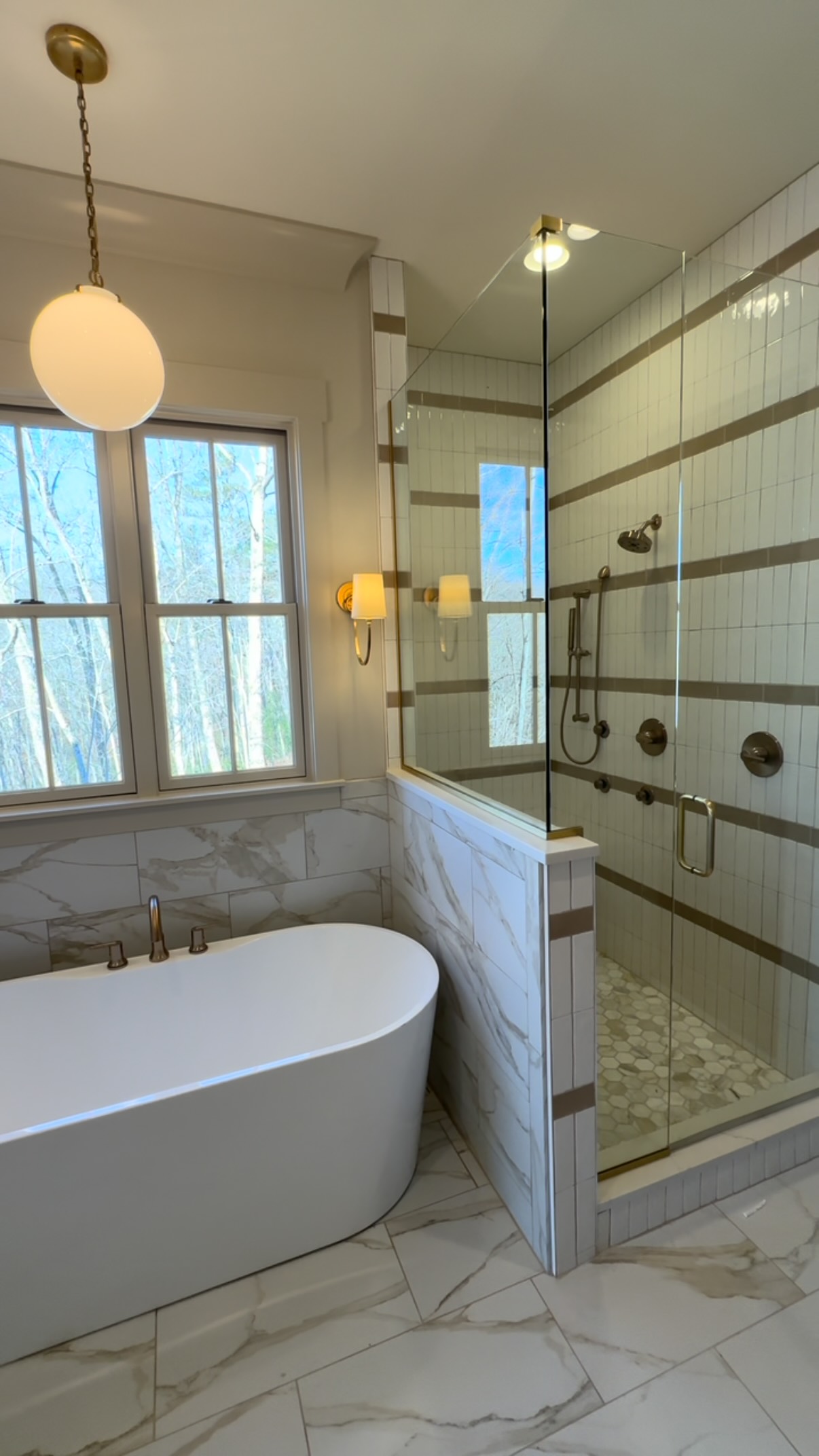 Dreamy bathroom vibes. 😍 #jontotherowconstruction #customhomebuilder #customhome #masterbathroom #tileshower