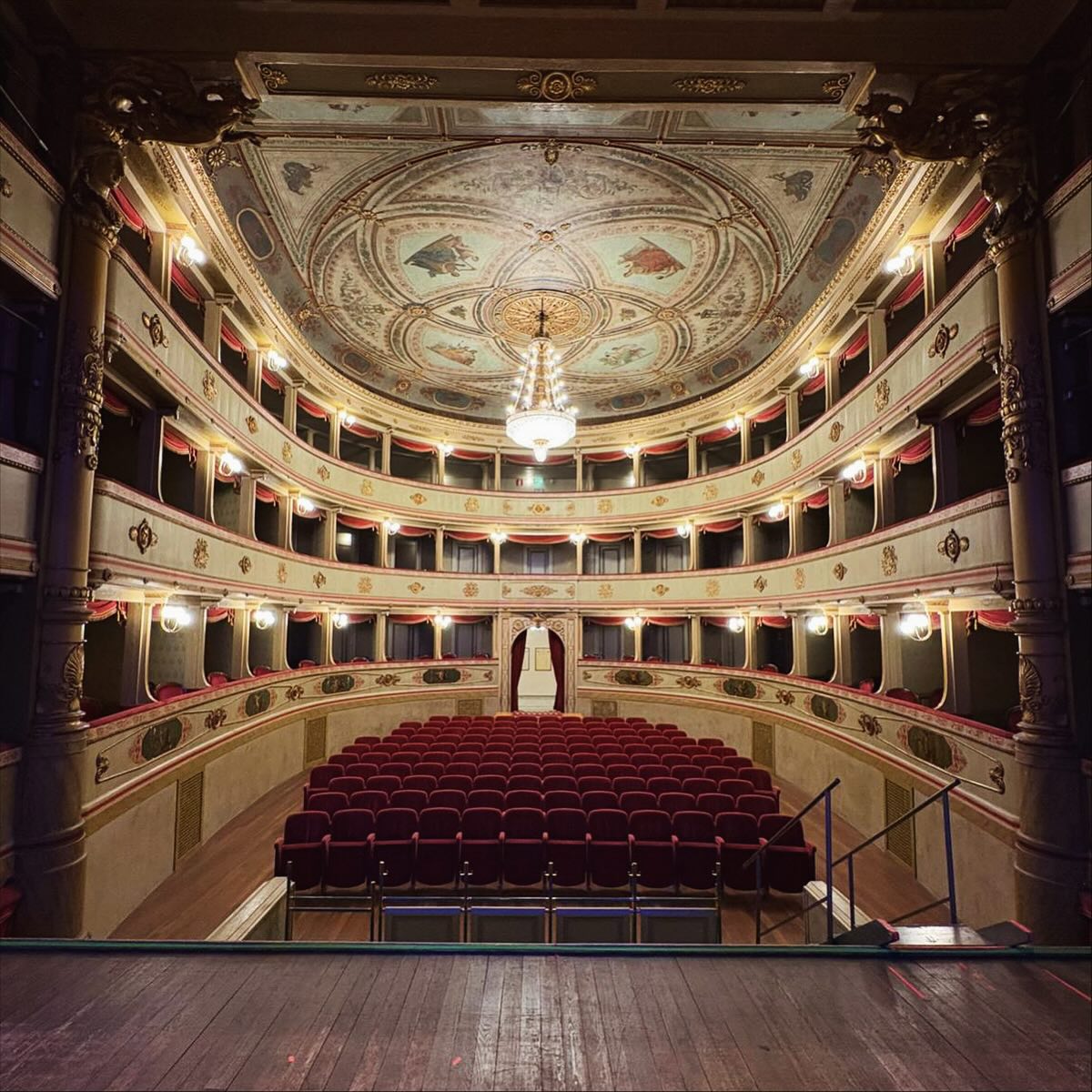 Dalla Toscana alla Lombardia!
Stasera (e domani mattina) MALABRENTA, scritto e diretto da @giorgio.sangati.director ed interpretato da @giacomo__rossetto in scena nel bellissimo Teatro Sociale di Castiglione delle Stiviere (Mn)
Ieri sera e stamattina #giacomorossetto ha portato in scena c/o Teatro Shalom di Empoli (Fi), BORSELLINO
#teatro #teatrobresci #maladelbrenta #mafiadelbrenta #felicemaniero #borsellino @impegnati__teatrobresci @giuliadiomaiuta @tringalide @avvisopubblico