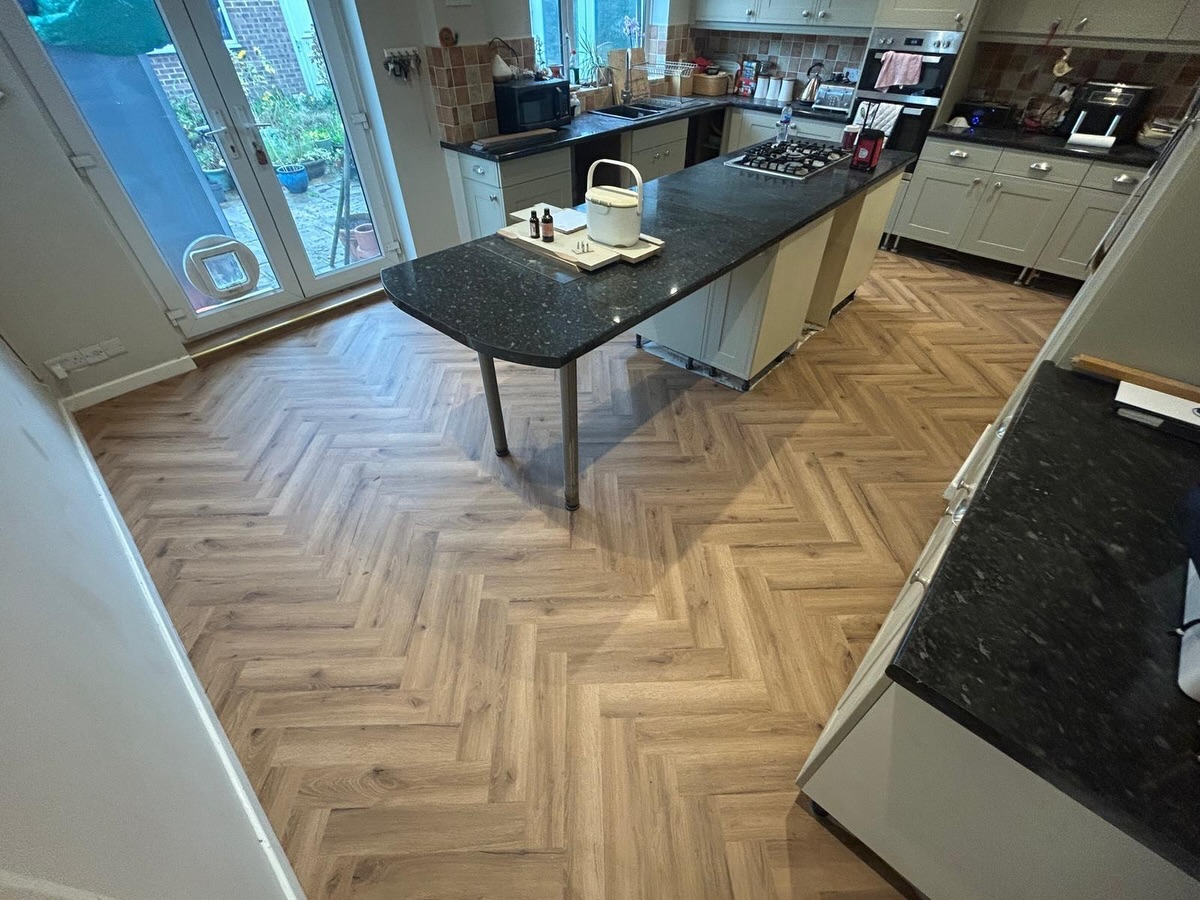 VERY overdue social media post🙈
One of the many jobs completed recently!
English oak large parquet fitted in this kitchen diner & hallway 🤩 @qaflooringsolutions