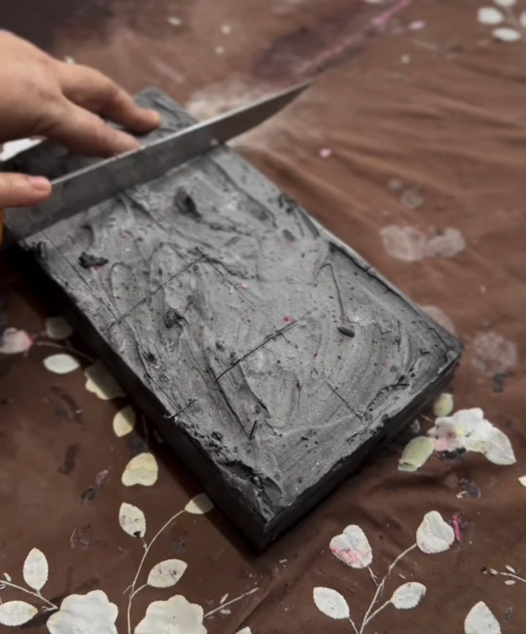 Dark Rose and all of its 8 slices are now spoken for!
For those who missed it, the same floral scent of Roses, Jasmine and Ylang in pink streaks can be found in Black Rose (swipe right). 🖤🌹 A set of this comes with 3 rose heads.
Send a DM to get yours through Nikka ✨