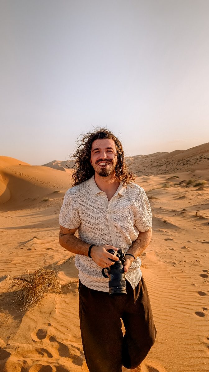 ✨Viele Paare starten ihre Suche, indem sie vor allem Preise, Paketgrößen oder die Anzahl der enthaltenen Stunden vergleichen. Das ist verständlich – aber reine Zahlen sagen oft wenig darüber aus, wie ihr euch später in euren Bildern wiederfindet, wie sicher ihr euch am Hochzeitstag fühlt oder ob der Fotograf wirklich zu euch passt.
Diese 10 Punkte helfen euch dabei:
📸 1. Schaut euch komplette Hochzeitsreportagen an
Nicht nur die schönsten Einzelbilder zählen. Erst ganze Galerien zeigen, wie konstant der Stil ist.
💬 2. Verständliche, klare Kommunikation
Ihr solltet jederzeit wissen, was ihr bekommt & wie der Ablauf ist .
🧑🤝🧑 3. Ein gutes Bauchgefühl
Ihr verbringt viele Stunden miteinander. Fühlt ihr euch wohl und verstanden? Dann entstehen echte, ungezwungene Momente.
💡 4. Erfahrung in allen Lichtsituationen
Ob Sonne, Regen, Kirche, Abendstimmung oder Partylicht – ein Fotograf sollte zeigen können, dass er überall schöne Ergebnisse erzielt.
🗂️ 5. Klare Strukturen & zuverlässige Organisation
Wie läuft die Planung ab? Wie werden eure Bilder gesichert? Wann bekommt ihr eure Galerie? Struktur gibt euch Ruhe und Sicherheit.
🎞️ 6. Bearbeitungsstil, der zu euch passt
Zeitlos, natürlich, modern – wichtig ist, dass der Stil langfristig zu euch passt und sich wie „ihr“ anfühlt, auch noch in 20 Jahren.
🤝 7. Unterstützung vor der Hochzeit
Ein guter Fotograf hilft bei kleinen Entscheidungen, Zeitplanung oder geeigneten Momenten für Paarfotos. Dieses Wissen macht euren Tag entspannter.
🧭 8. Unauffälliges Arbeiten am Tag
Der Fotograf sollte immer da sein, aber nie stören.
📂 9. Transparente Angebote ohne versteckte Punkte
Wie viele Bilder bekommt ihr? In welcher Form? Entstehen Zusatzkosten? Alles sollte offen und verständlich kommuniziert sein.
🛟 10. Sicheres Backup & technisches Vertrauen
Ersatzkamera, doppelte Speicherkarten, Datensicherung – so sind eure Erinnerungen auch dann geschützt, wenn mal etwas Unerwartetes passiert.
Am Ende geht es nicht darum, den „besten“ Fotografen zu finden, sondern den passenden für euch – jemanden, der euch versteht, begleitet und euren Tag so festhält, wie ihr ihn fühlen werdet.
✉️ Noch freie Termine für 2026👇