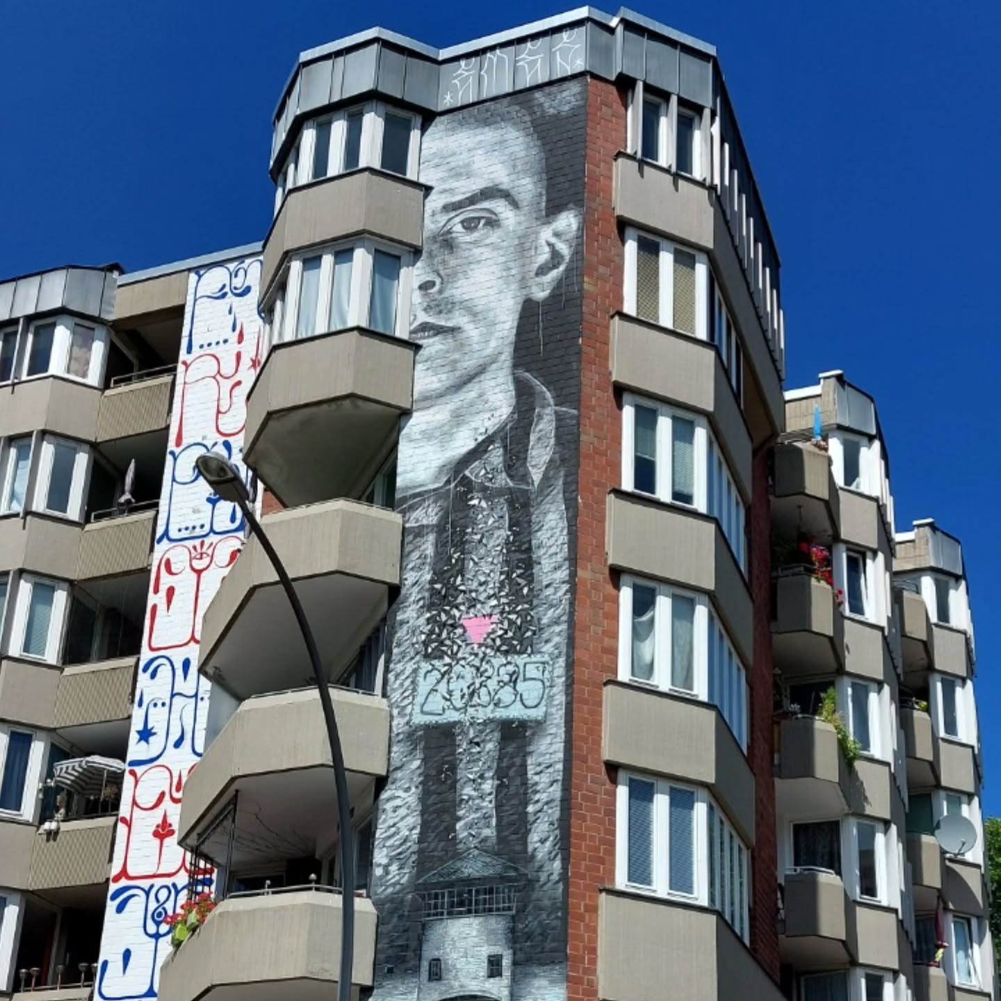 בסיור הגרפיטי שאני מדריך אני עובר בין רובעים שונים בעיר ומספר את סיפורם והייחוד שלהם רק באמצעות הקירות, לכל רובע האמנות הייחודית לו שמספרת לנו על העבר ועל האנשים שבנו את המקום. והיום אני מתמקד ביצירה על קירות 'אומה בונקר' - הבניין שמכיל את כל הסיפור של ברלין.
בשנות ה-20', האזור הזה היה המרכז הליברלי והתוסס ביותר של הקהילה הגאה בעולם. עם עליית הנאצים, כל החופש הזה נמחק באכזריות. הציור הזה, שעל קירות הבונקר, מנציח את האסירים שנרדפו תחת סעיף 175 ונשלחו למחנות הריכוז עם המשולש הוורוד על בגדיהם.
היום, שונברג חזרה להיות 'רובע הקשת בענן' (Regenbogenkiez), מרכז גאה, צבעוני ופתוח. מבחינתי, הציור הזה אינו רק אמנות - הוא אנדרטה לזכר הנרדפים, ותזכורת עוצמתית לכך שיש לנו אחריות לספר את סיפורם של כל קורבנות הדיכוי והשנאה: יהודים, הומואים, צוענים ומתנגדי המשטר כולם.
רוצים לדעת איפה למצוא את ציור הקיר, להבין את סיפור הרדיפה המלא, ולגלות את כל הסיפורים של 'אומה בונקר'?
כל הפרטים מחכים לכם בפוסט המלא בבלוג! קישור בביו!
#משולשוורוד #שונברג #רובעהקשתבענן #ברלין #היסטוריה #זיכרון #OmaBunker #PinkTriangle #LGBTQHistory #Schöneberg #BerlinHistory