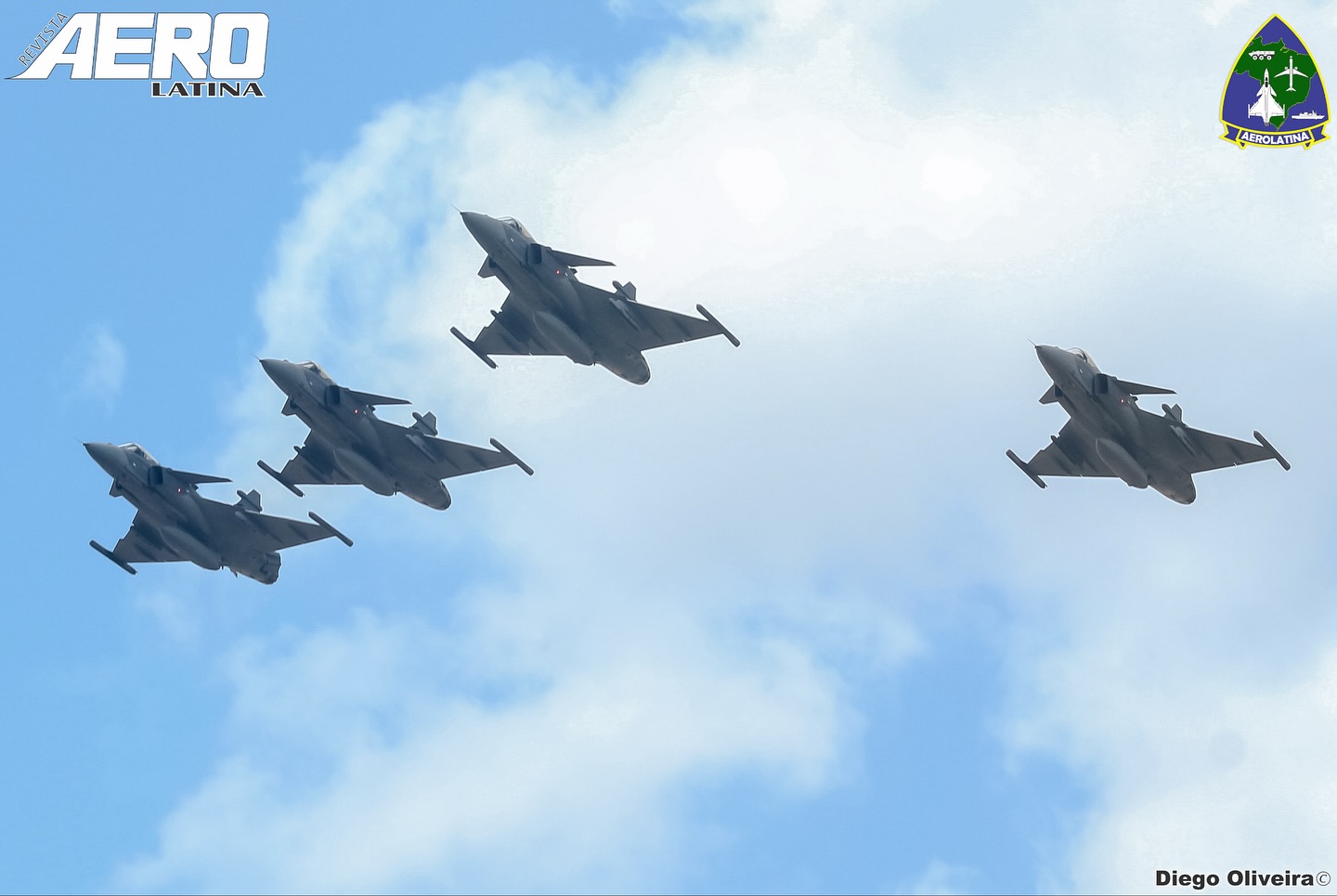 Nas próximas semanas, a Base Aérea de Natal (BANT) vive uma movimentação intensa. Caças F-39E Gripen decolaram da Base Aérea de Anápolis (GO) para participar do Exercício Técnico BVR-X que inclui o emprego real de armamentos. Esta será a primeira vez que o Gripen E realizará disparos operacionais e também a estreia da FAB na campanha de uso do míssil BVR MBDA Meteor.
Além dos F-39E, a operação reúne A-1 AMX, KC-390 Millennium, P-3AM Orion, E-99M e o KC-30, responsável pelo suporte logístico.
Nosso correspondente em Natal, Diego Oliveira, registrou a movimentação das aeronaves na BANT.
Fiquem de olho: mais imagens serão publicadas ao longo da semana! ✈️📸
#aviation #aviationphotography #gripen #saab #fab